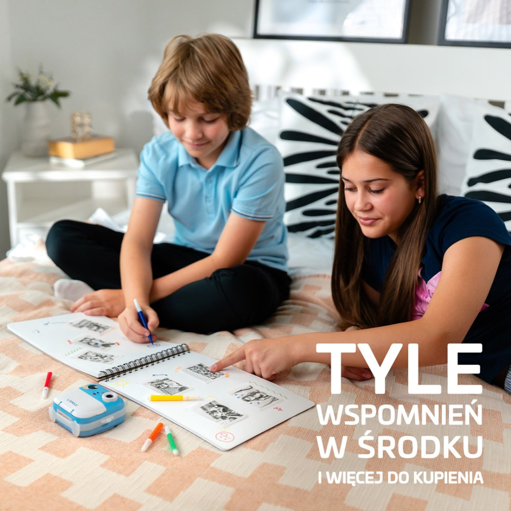 Dwoje dzieci siedzi na łóżku, rysując w szkicowniku.