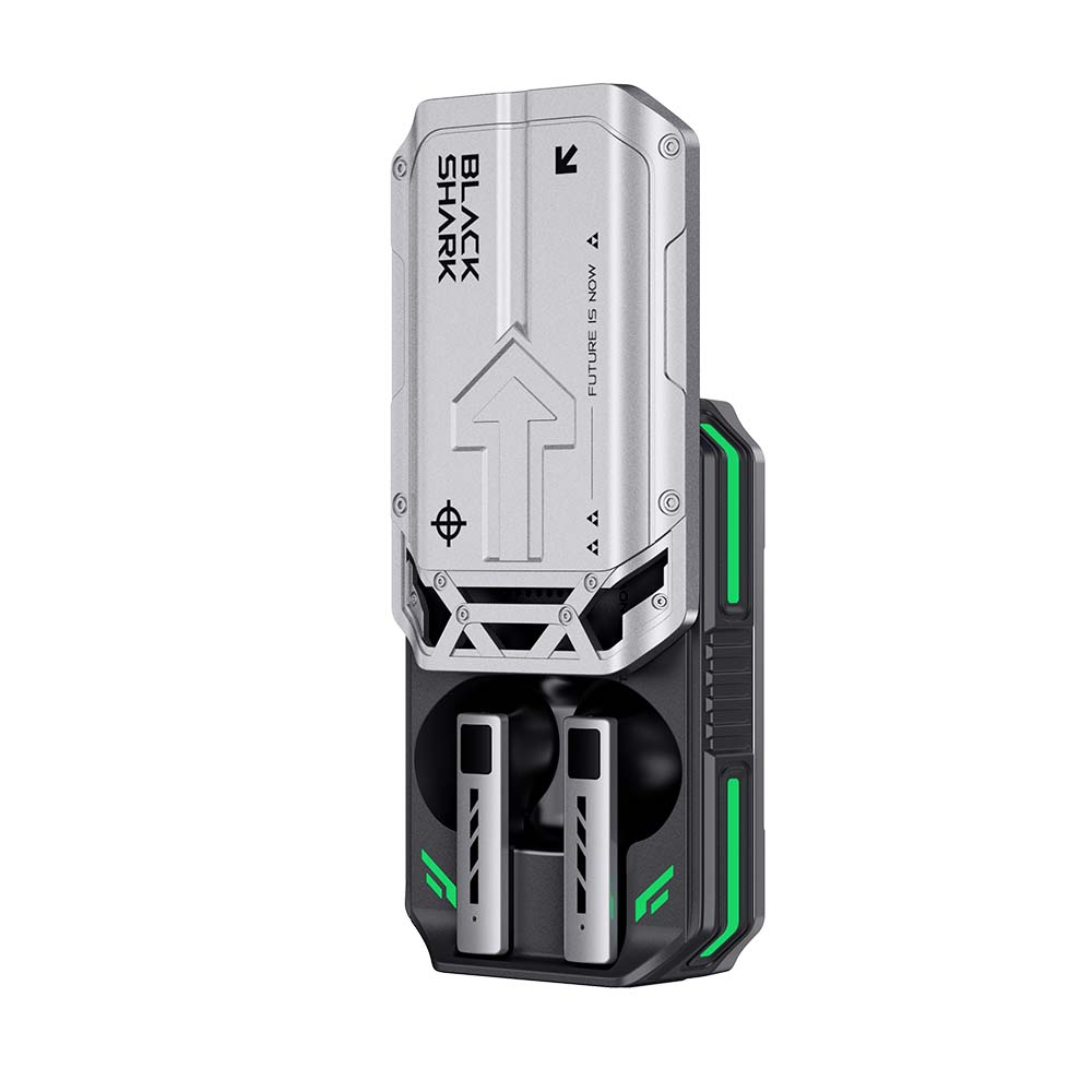 Funda de carga plateada con detalles negros y verdes, contiene dos auriculares blancos.