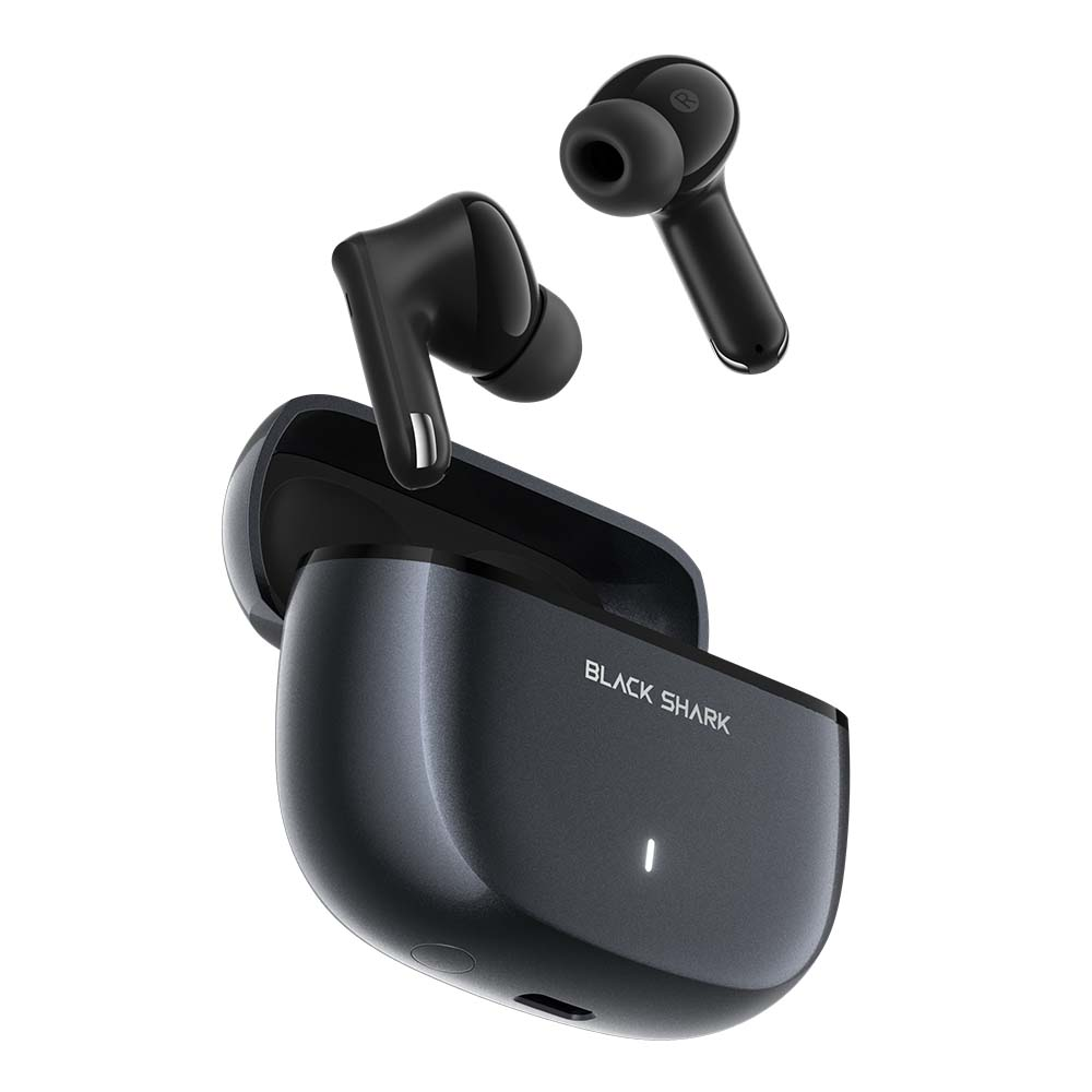 Auriculares inalámbricos negros y estuche de carga sobre fondo blanco.