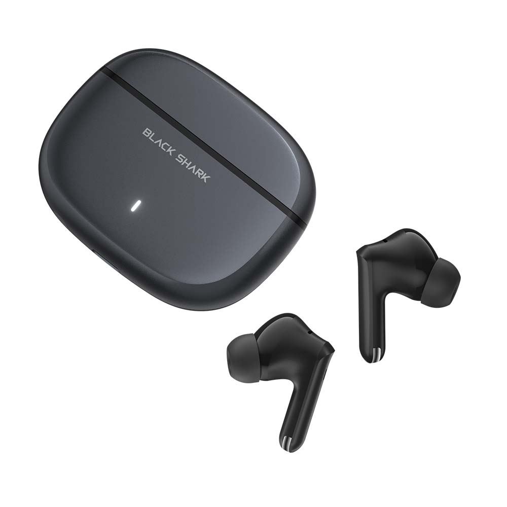 Estuche de carga gris con dos auriculares negros sobre fondo blanco.