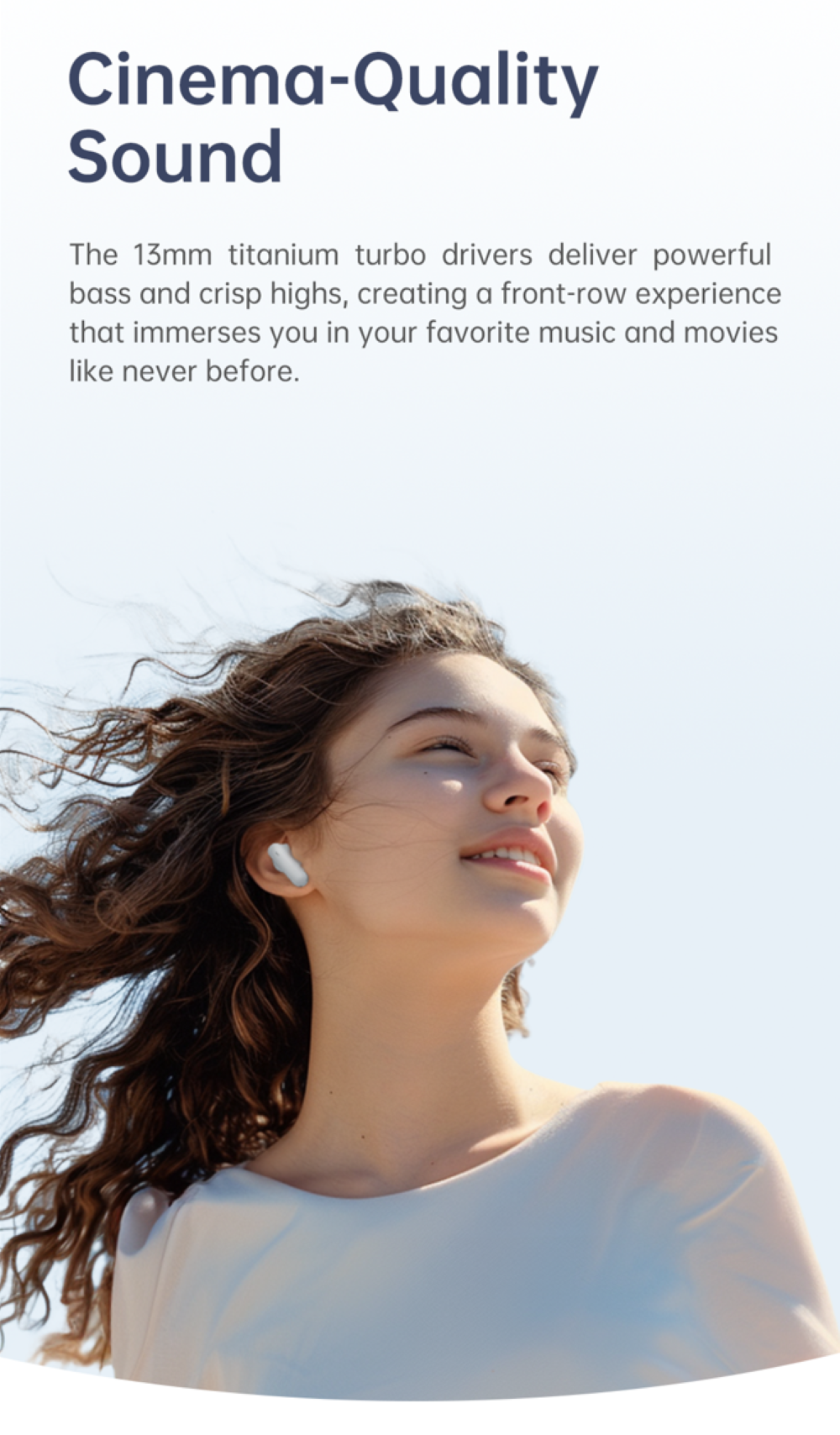 Mujer joven con auriculares al aire libre contra cielo azul.