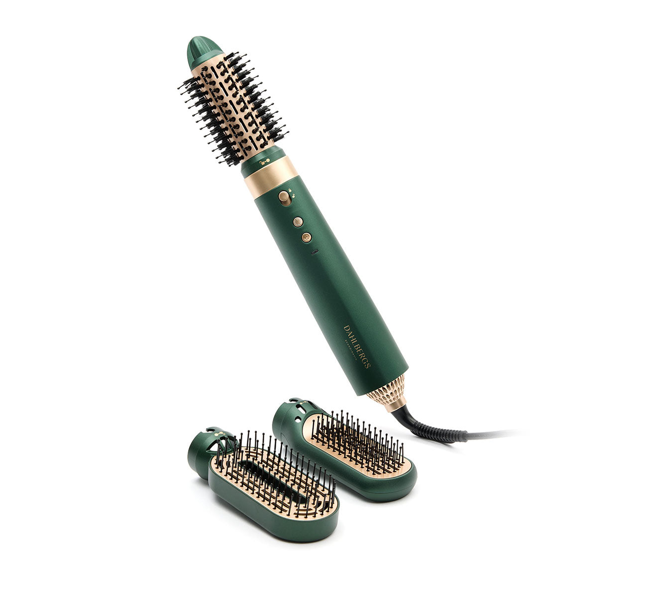 Un secador de pelo verde con cepillo dorado y dos accesorios sobre fondo blanco.