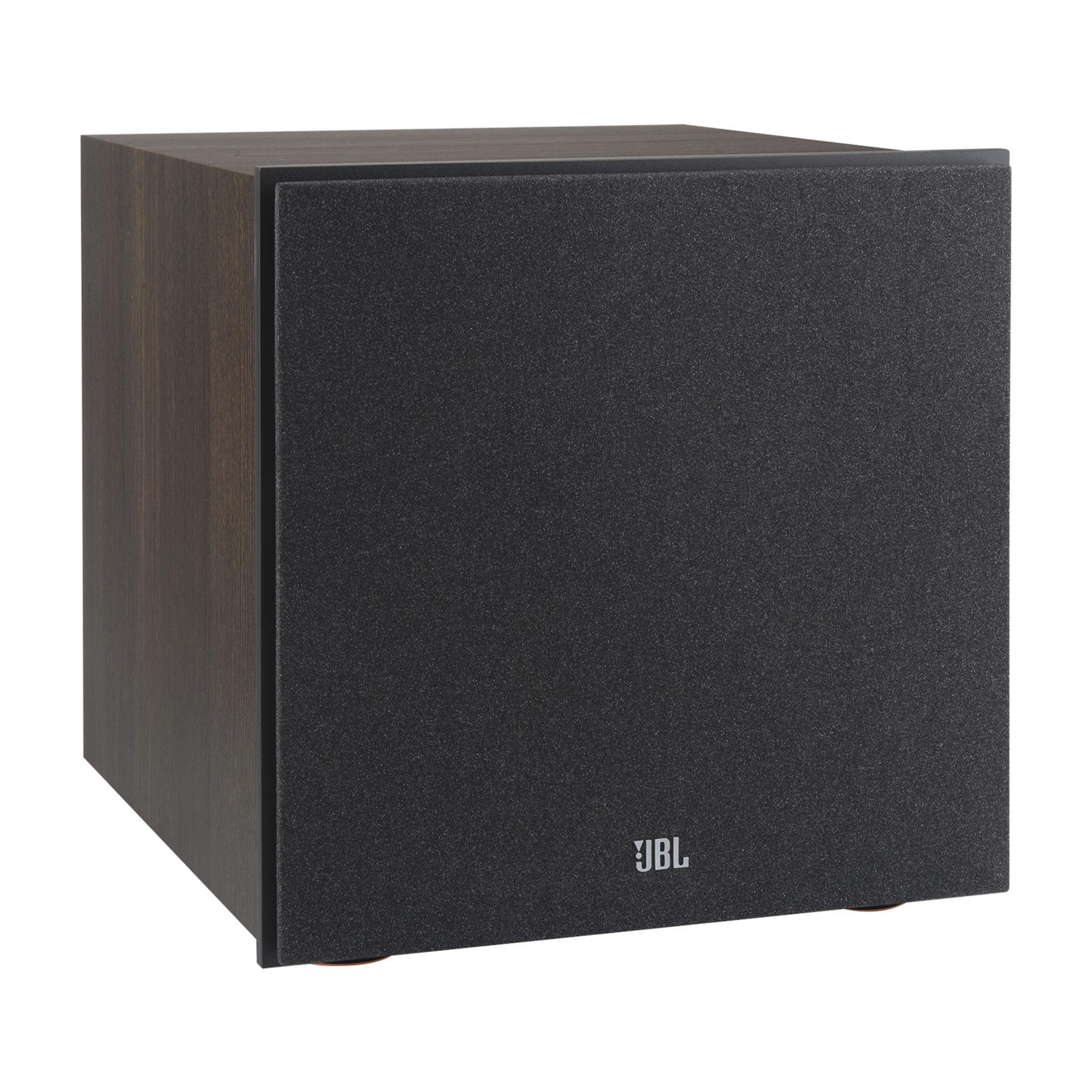 Czarny subwoofer JBL z ciemną drewnianą obudową na białym tle.