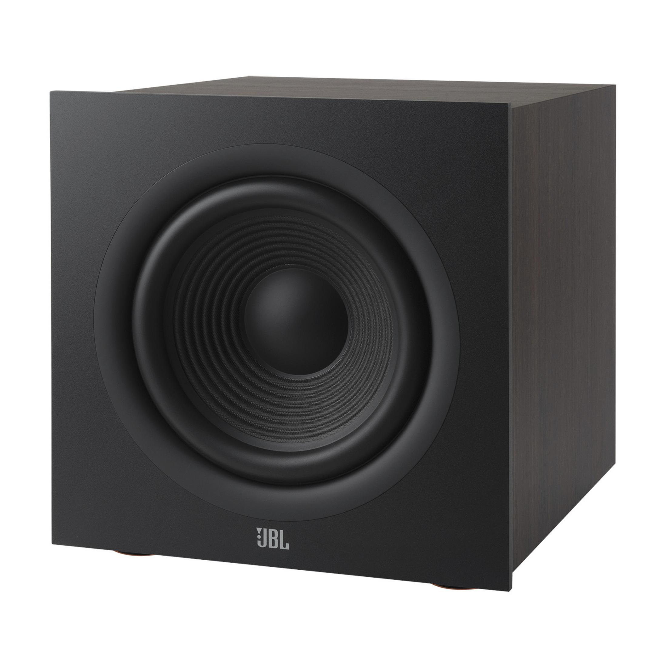 Czarny subwoofer JBL z dużym głośnikiem i obudową z ciemnego drewna na białym tle.