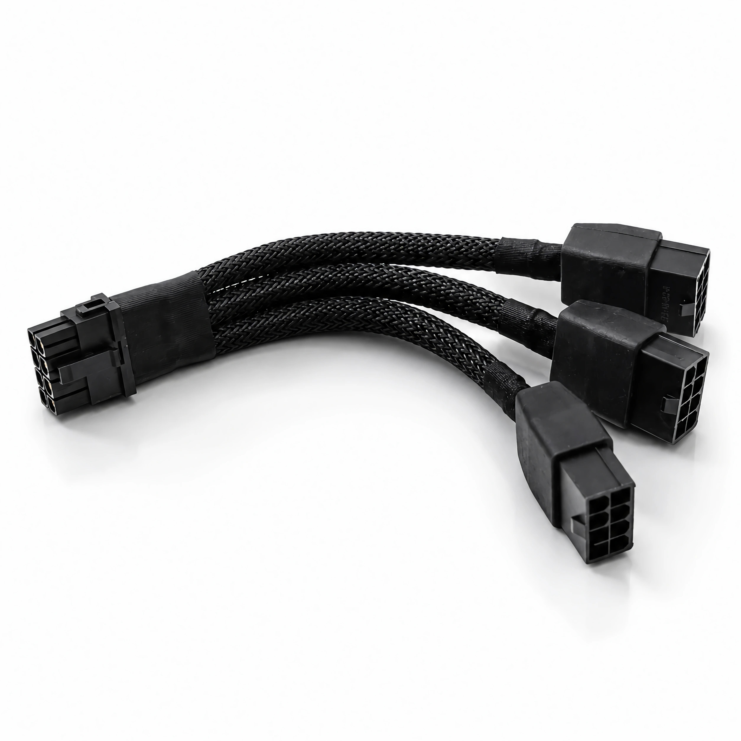 Schwarzes Kabel mit 8-Pin-Anschluss und drei 6-Pin-Anschlüssen.