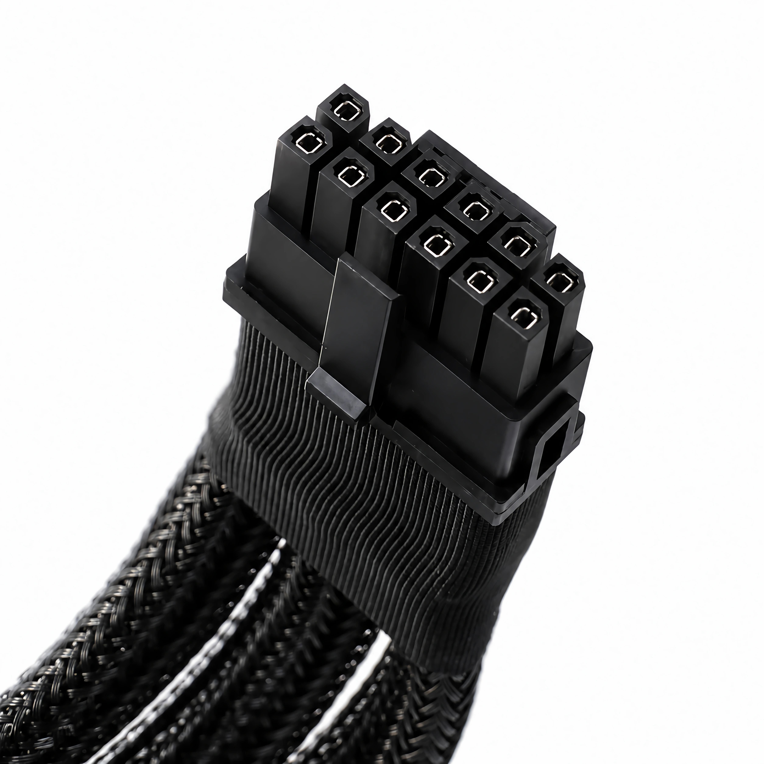 Schwarzer 12-poliger PCIE-Stromkabelstecker mit Metallstiften und geflochtenem Kabel.