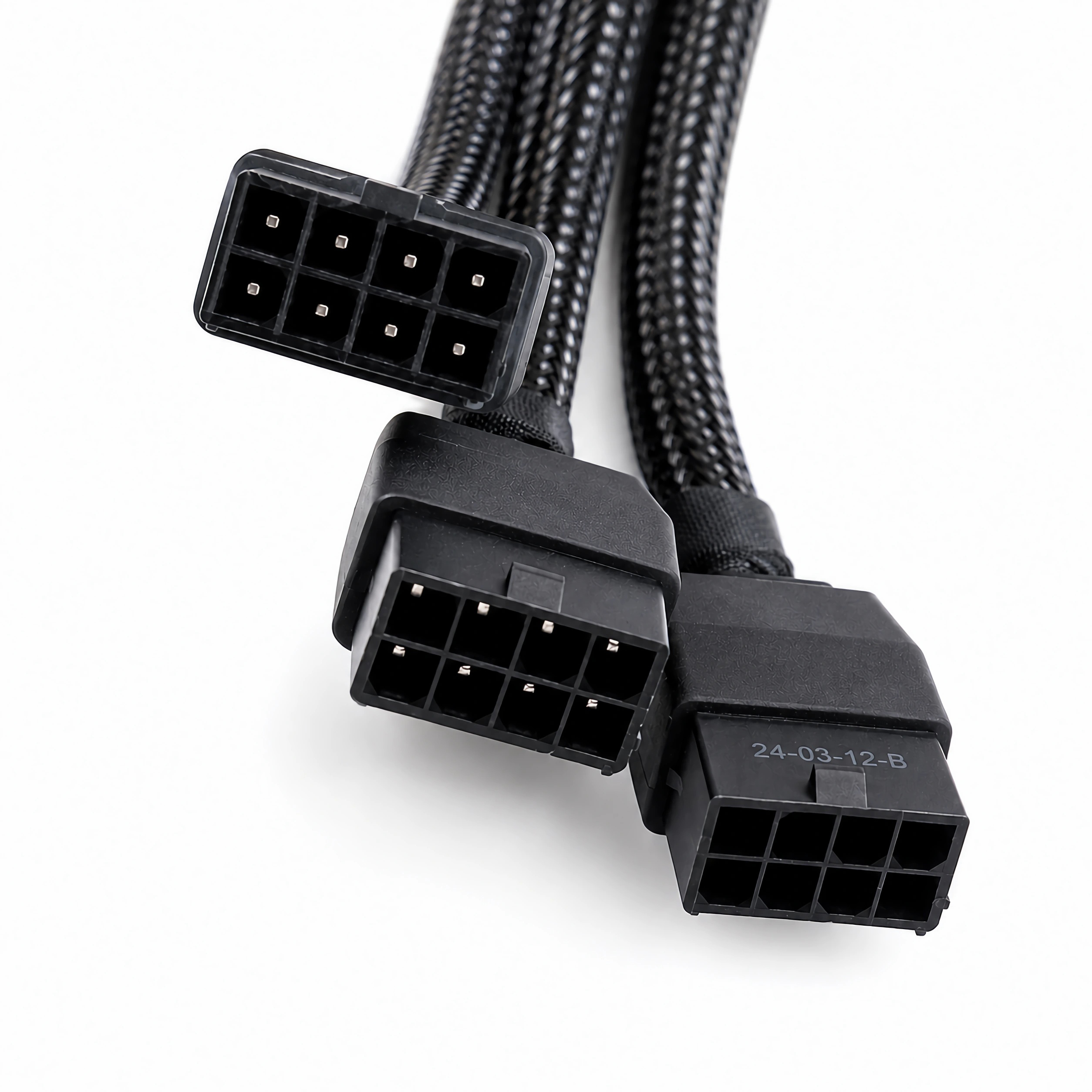 Drei schwarze Kabel mit Anschlüssen auf weißem Hintergrund.