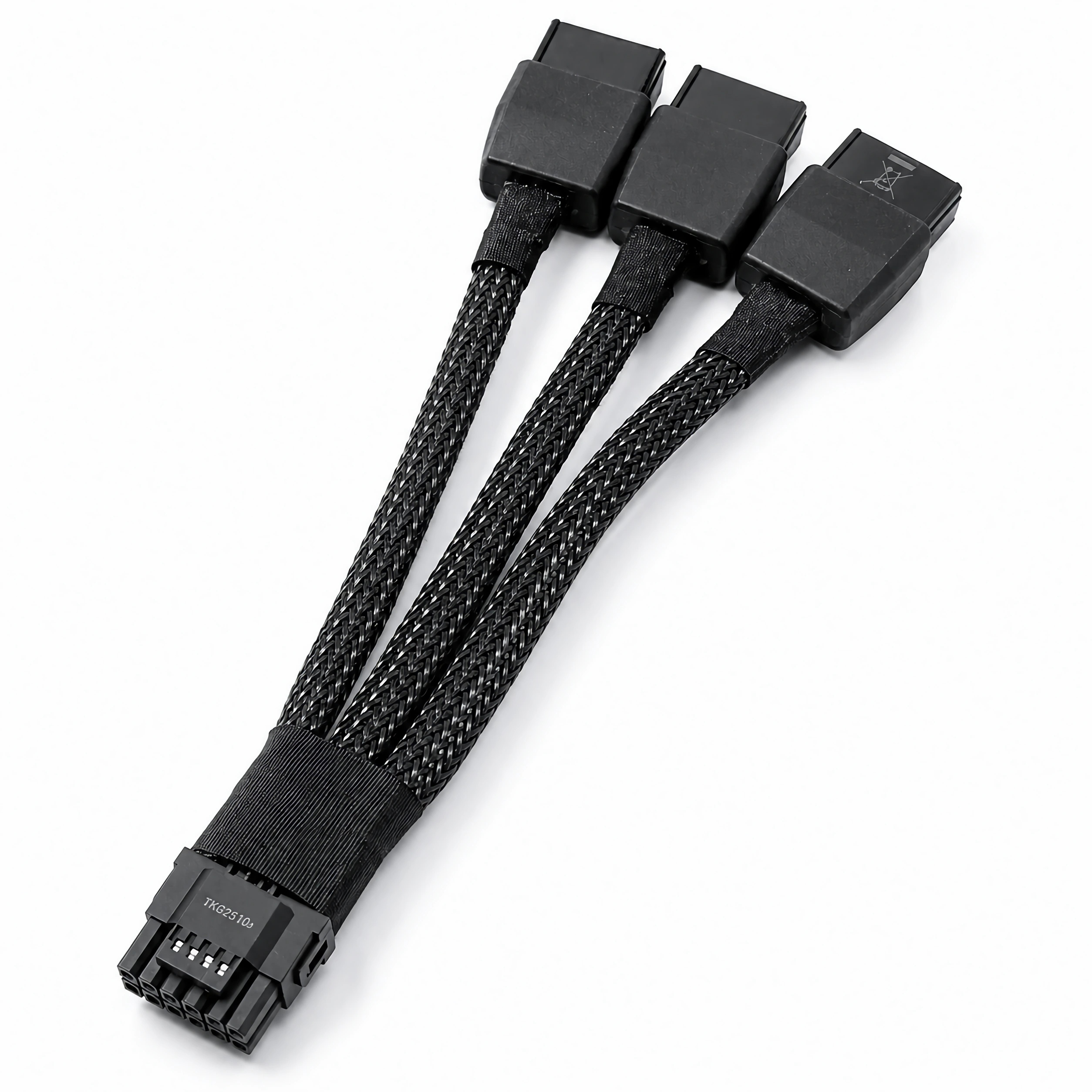 Ein schwarzes 3-in-1-Kabel mit zwei Enden, auf weißem Hintergrund.