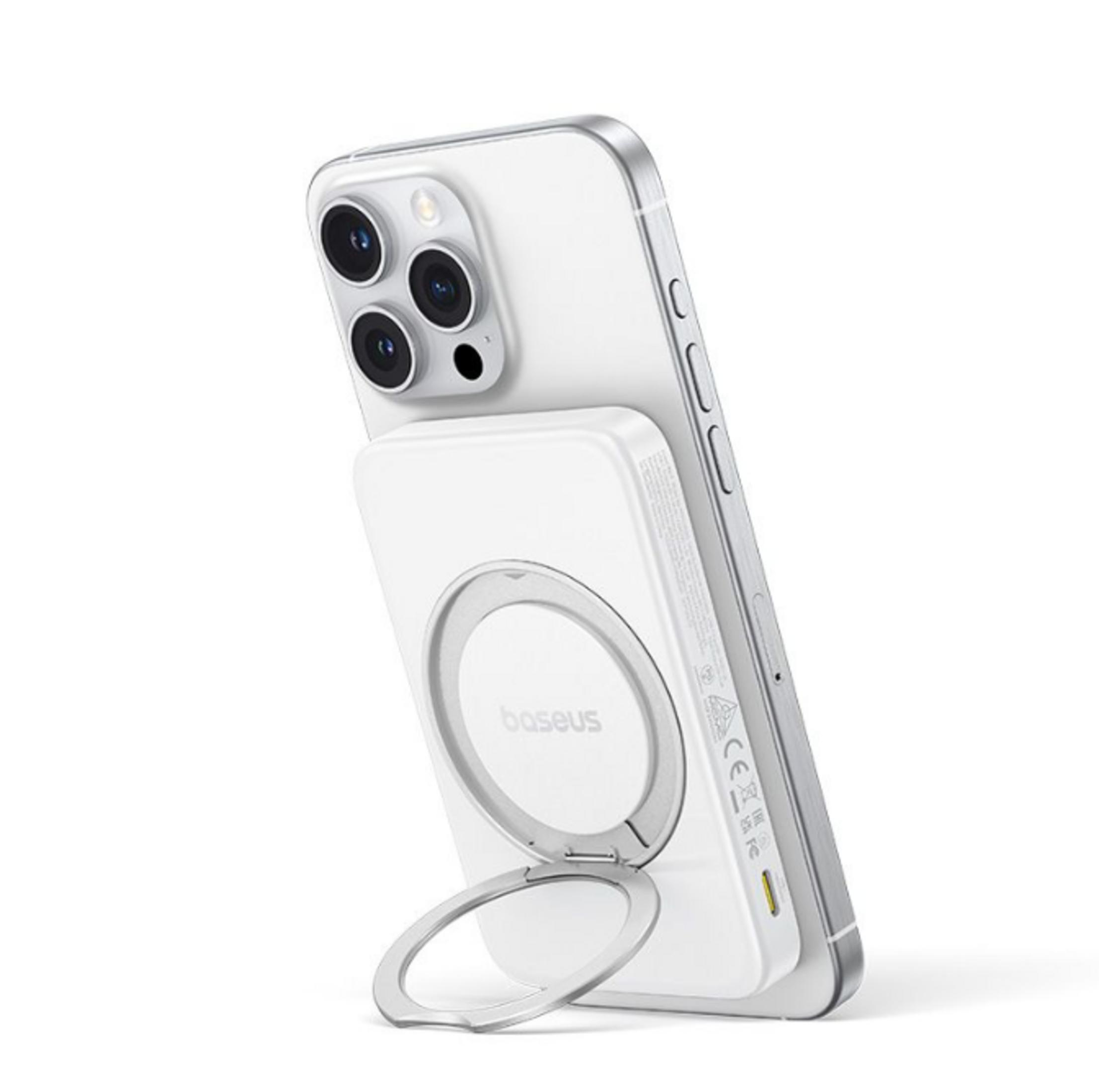 Un iPhone blanco con cargador magnético blanco acoplado con un soporte de anillo plateado.