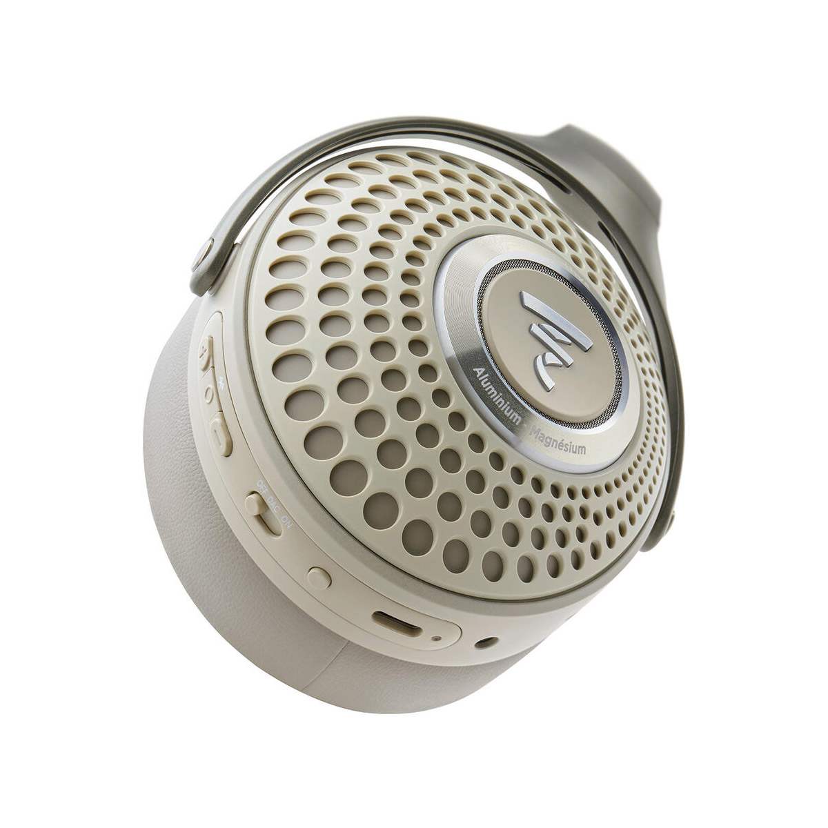 Beige Kopfhörer mit Aluminium-Magnesium-Ohrschalen und Lochmuster.
