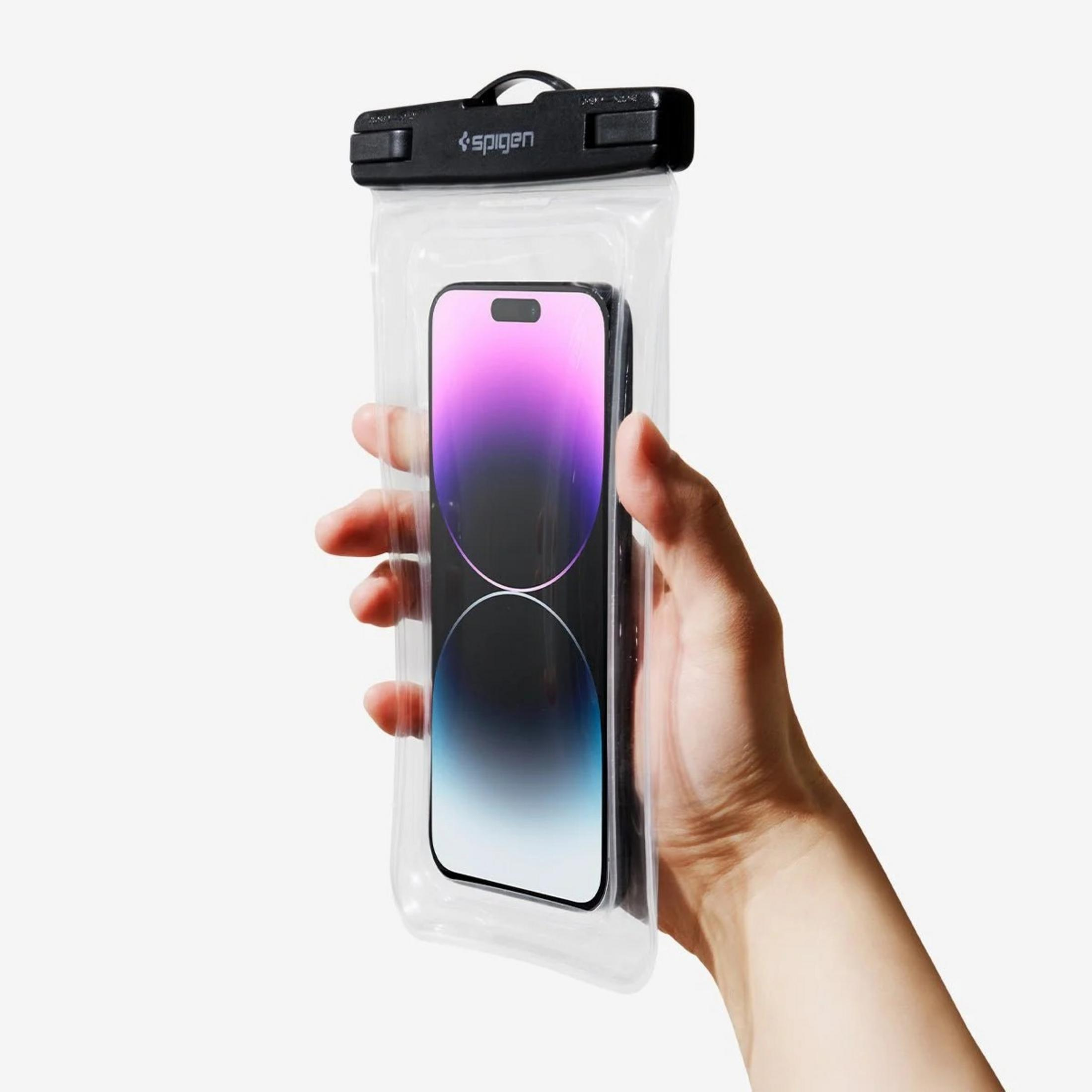 Dłoń trzyma smartfon w przezroczystym etui wodoodpornym.