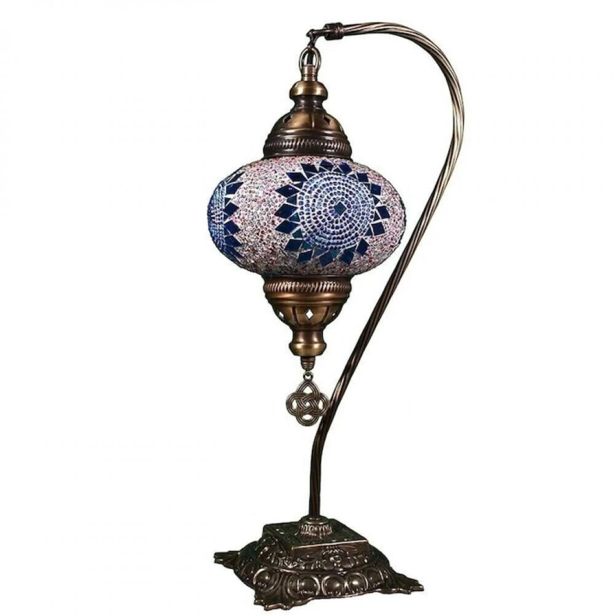 Eine Mosaik-Tischlampe mit einem geschwungenen Bronzearm und einem verzierten Sockel.