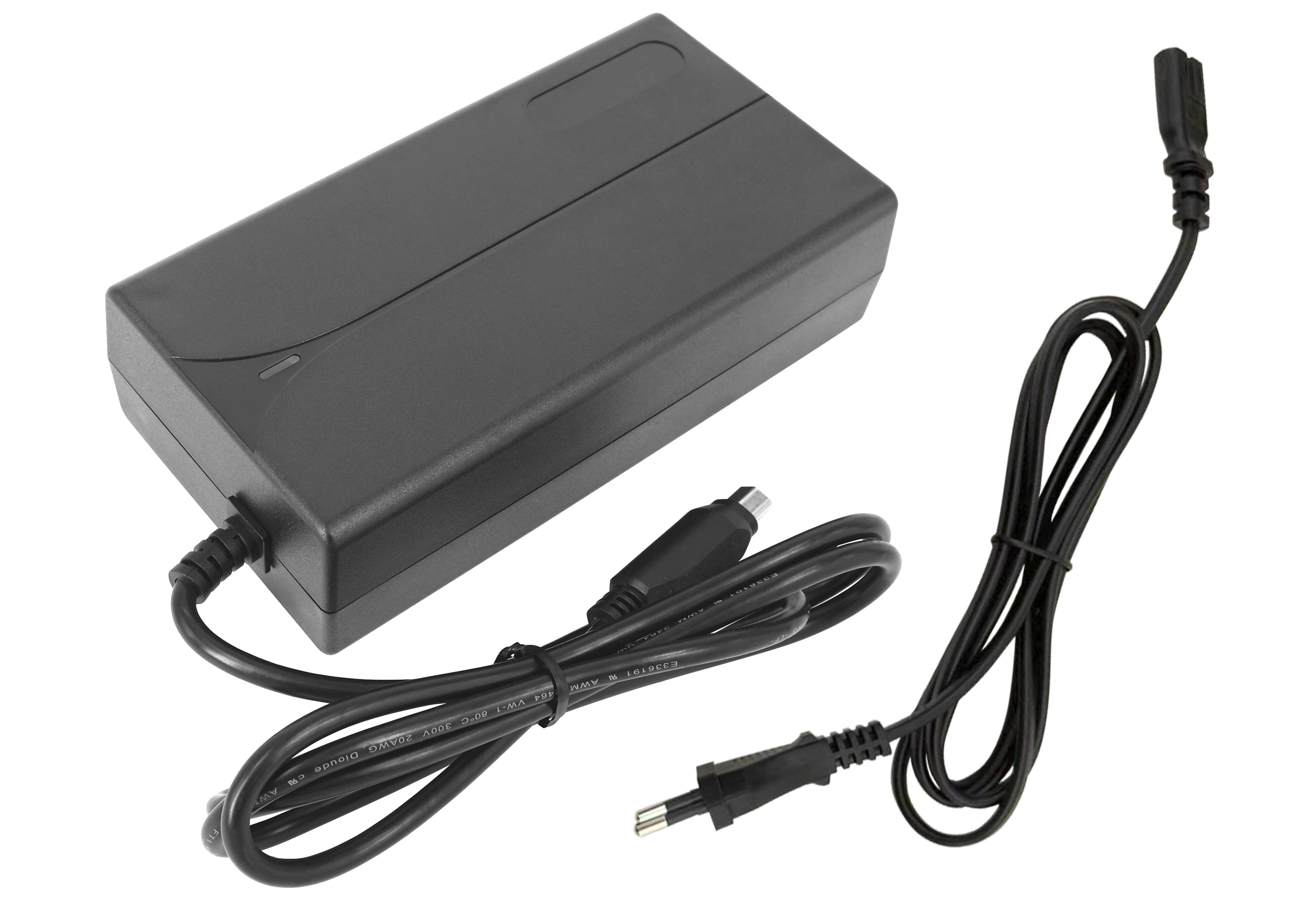 Schwarzes Netzteil mit zwei Kabeln, eines mit Stecker, eines mit Anschluss.