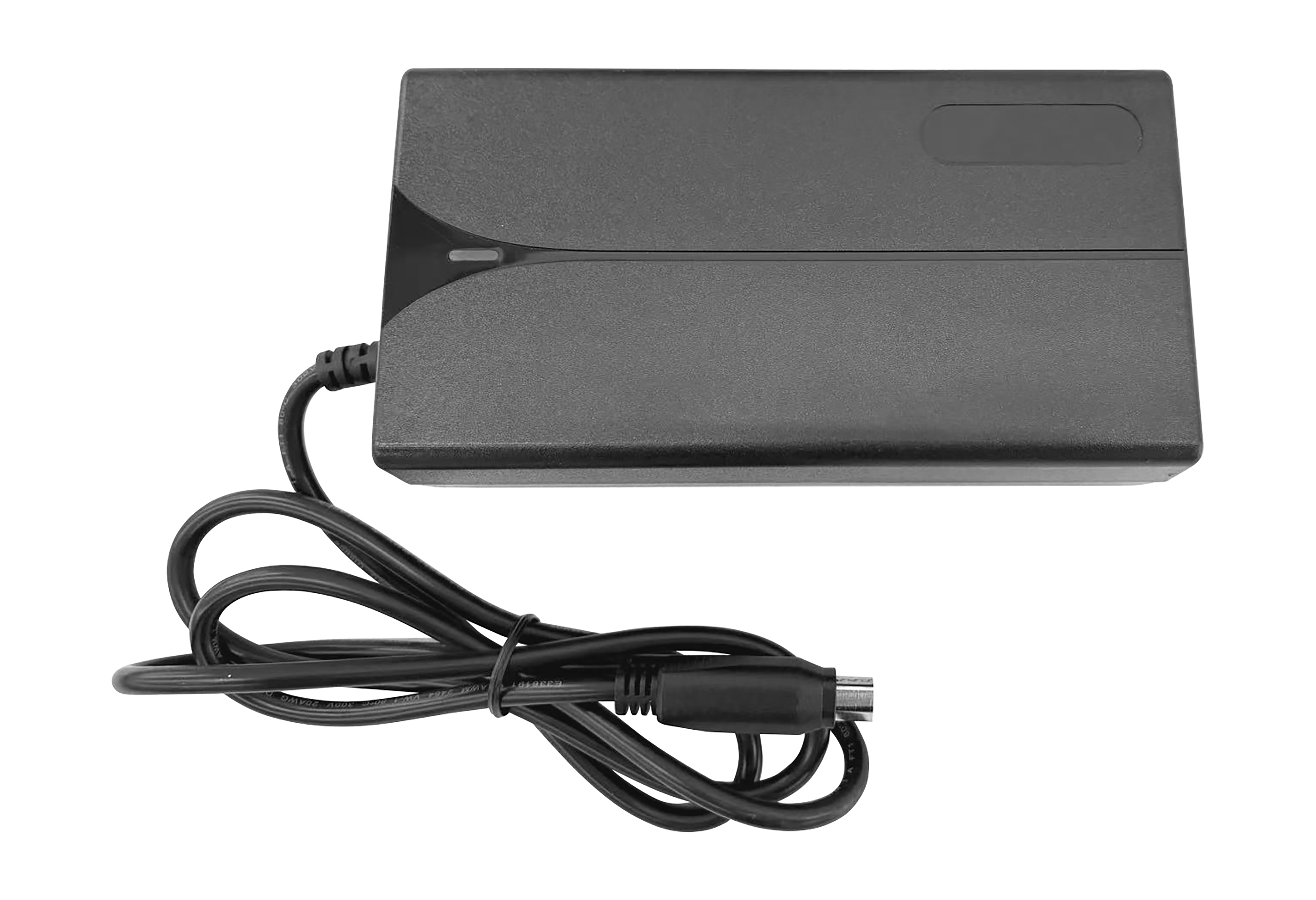 Ein schwarzer Netzadapter mit Kabel auf weißem Hintergrund.