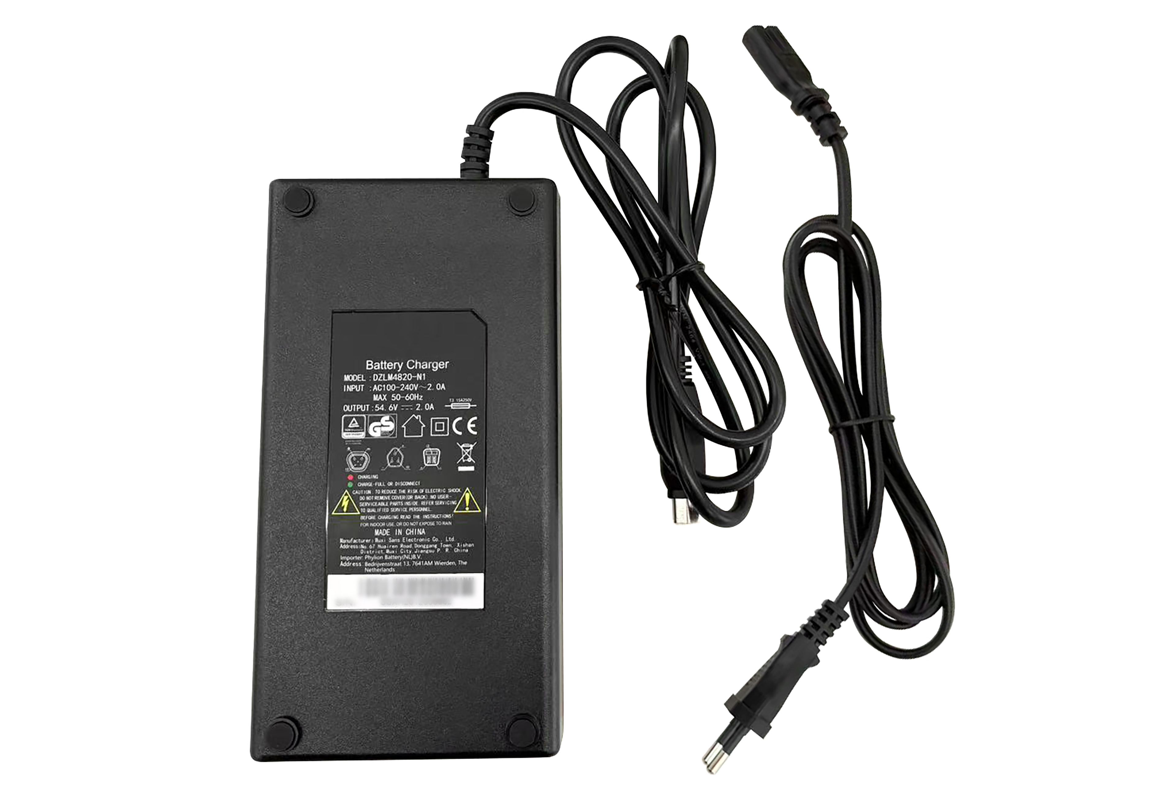 Schwarzes Netzteil mit Kabeln und Stecker, Modell DZLM4820-N1.