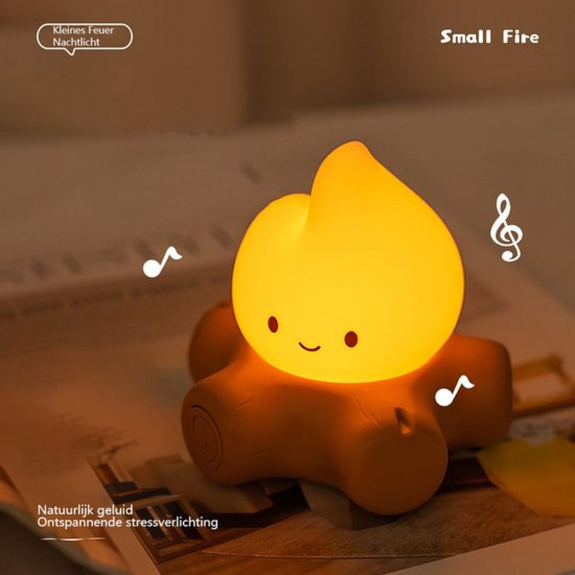 Eine kleine Flamme Nachtlicht mit einem lächelnden Gesicht auf Holzscheiten.