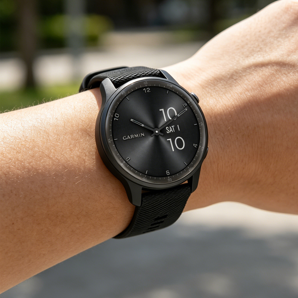 Zwart Garmin horloge om de pols dat 10:10 weergeeft.