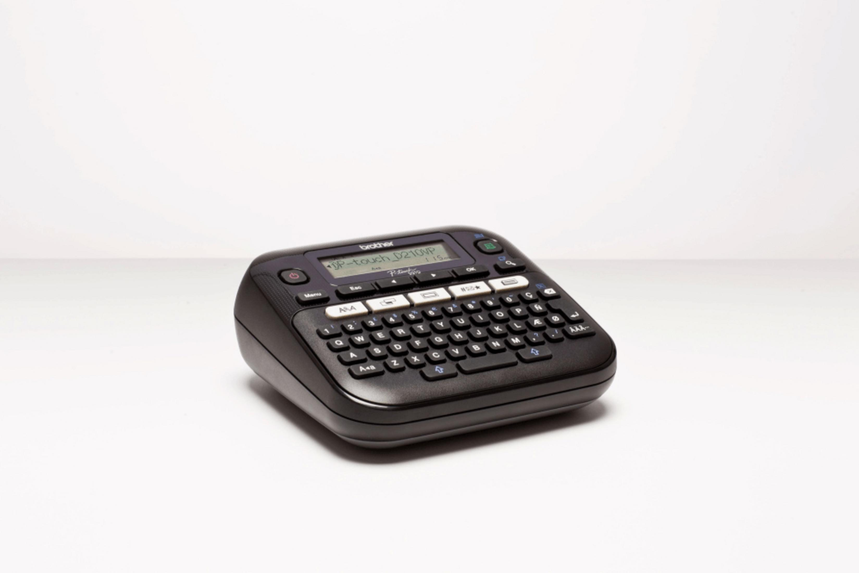 Ein schwarzer Brother PT-touch D210VP Etikettendrucker mit QWERTZ-Tastatur.