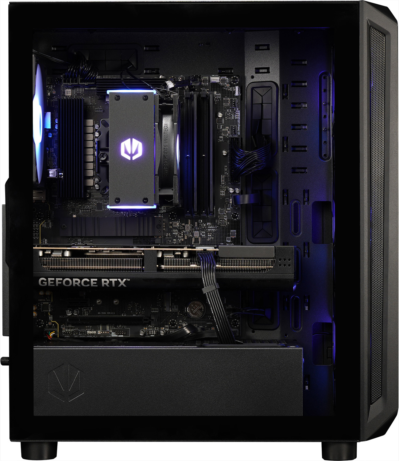 Ein geöffneter schwarzer PC-Tower mit beleuchteten Lüftern und Komponenten.