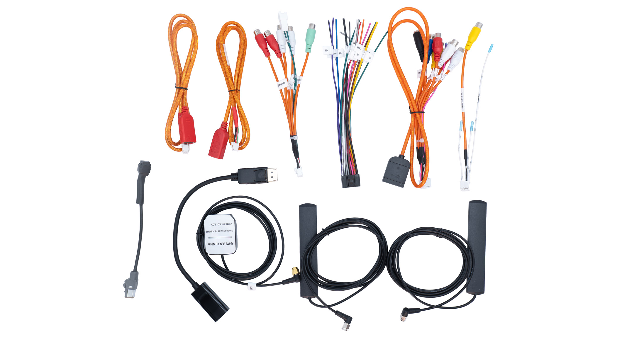 Verschiedene Kabel und ein GPS-Antennenmodul auf weißem Hintergrund.