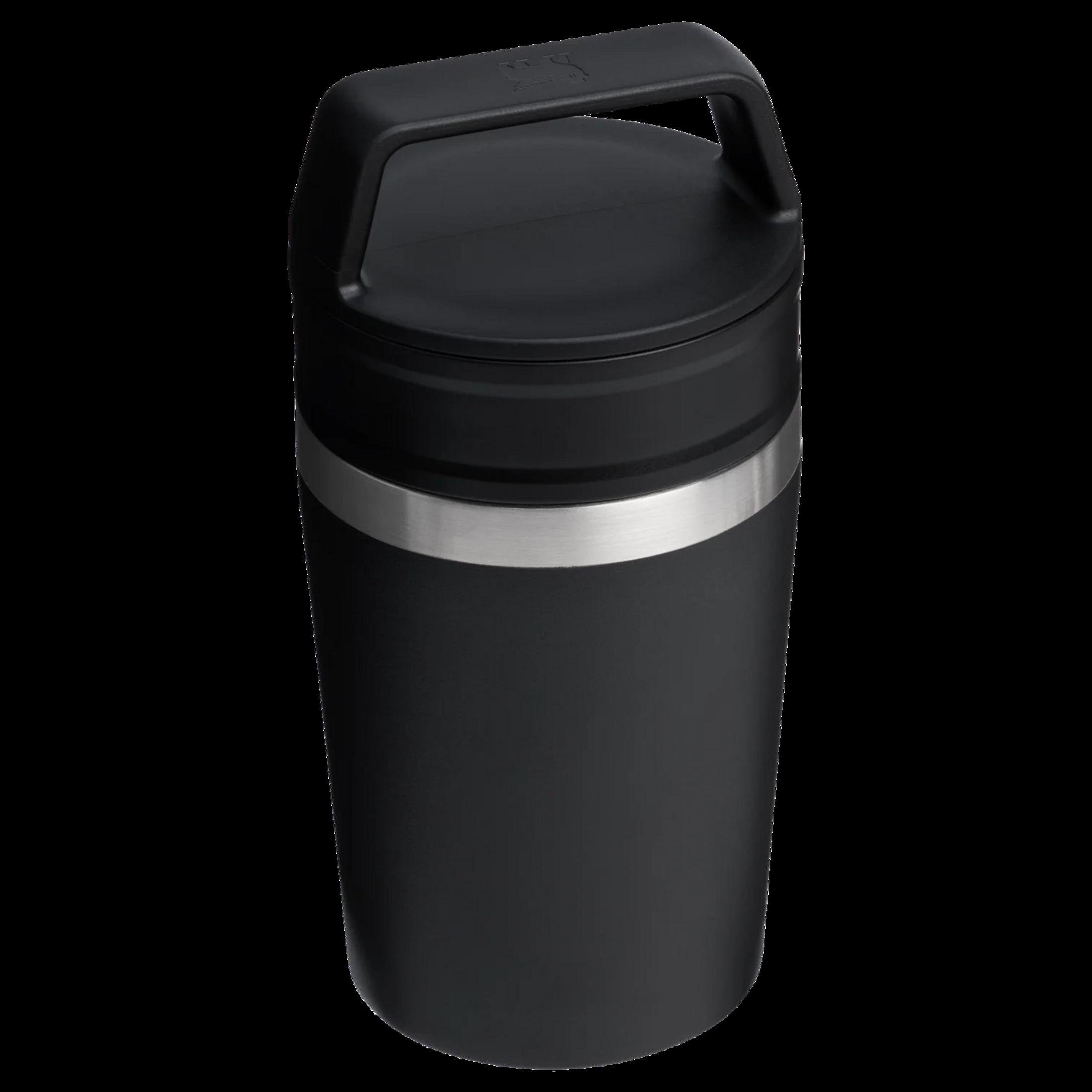 Schwarzer Thermobecher mit silbernem Ring und schwarzem Griff.