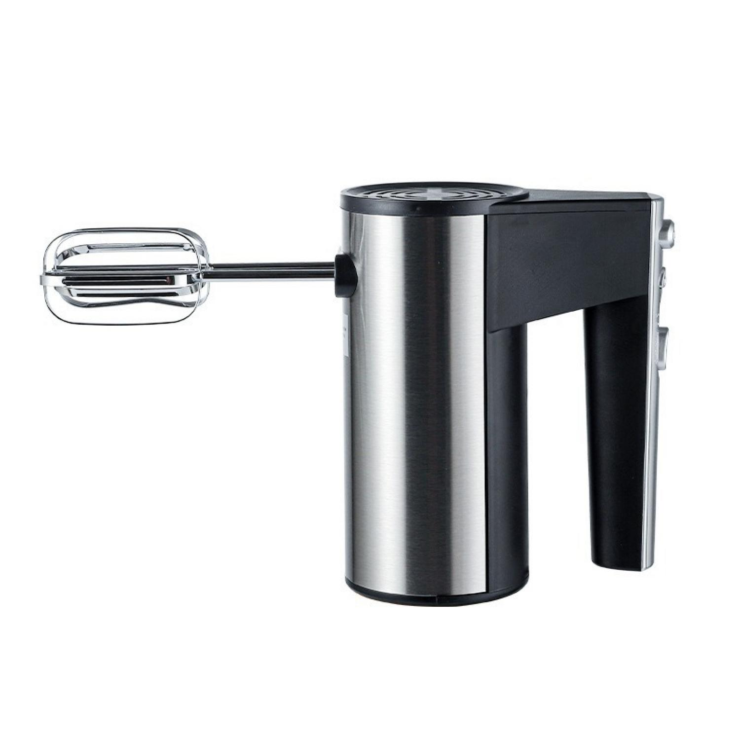 Ein silberner Handmixer mit schwarzem Griff und einem Metall-Schneebesen.