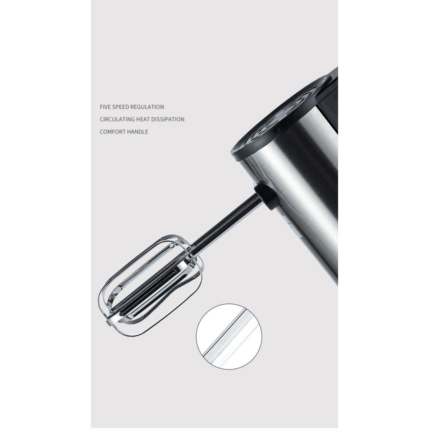 Ein silberner Handmixer mit einem Aufsatz auf grauem Hintergrund.