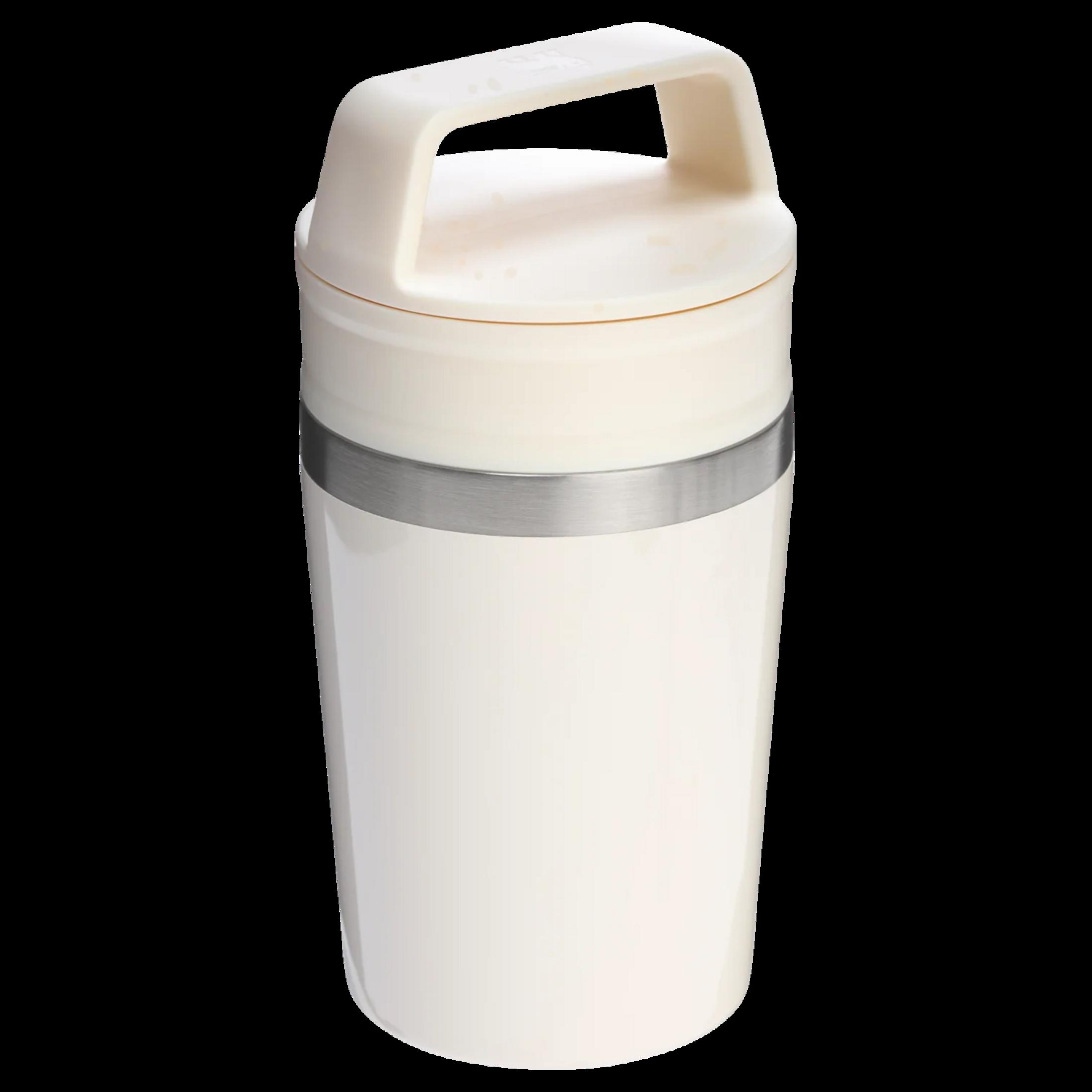 Un thermos couleur crème avec une bande argentée et une poignée.