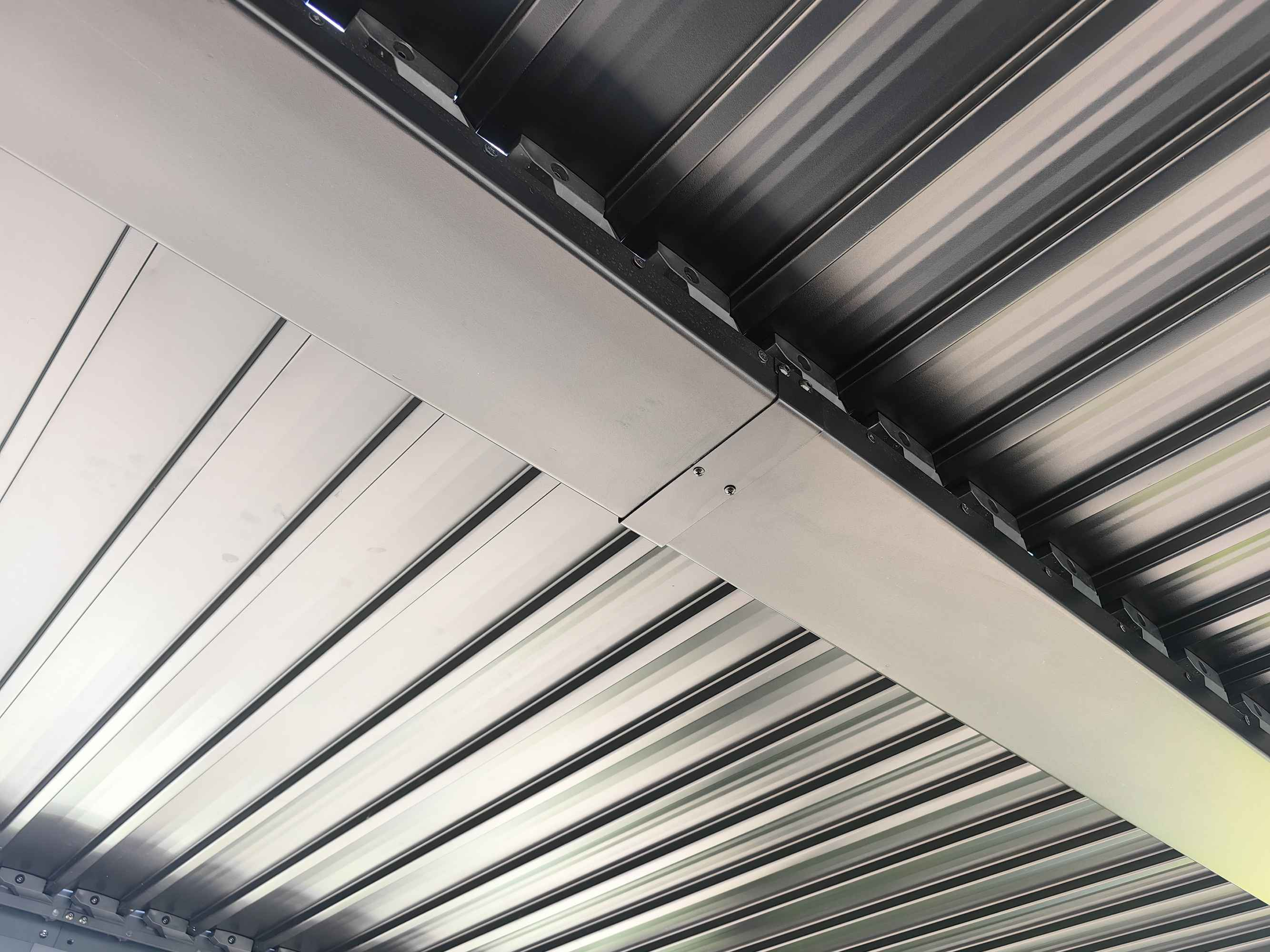 Naheinstellung der Unterseite einer Metallstruktur mit parallelen Rippen.
