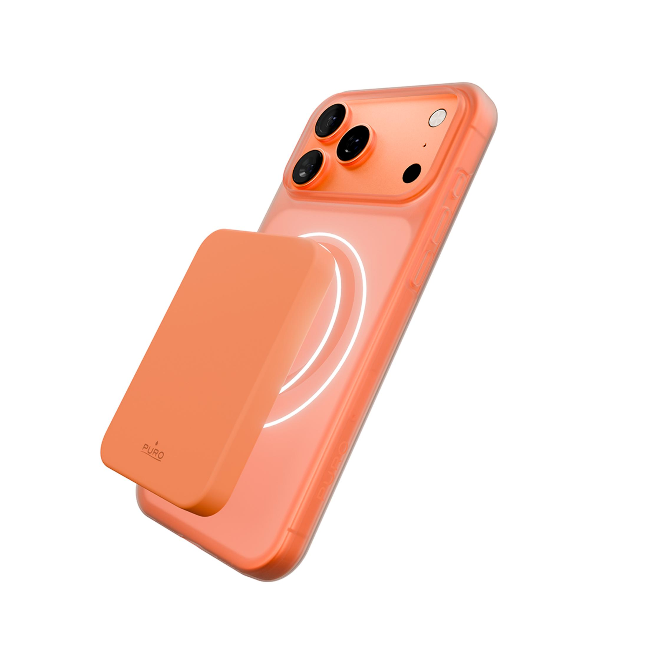 Un iPhone arancione con un power bank magnetico attaccato.