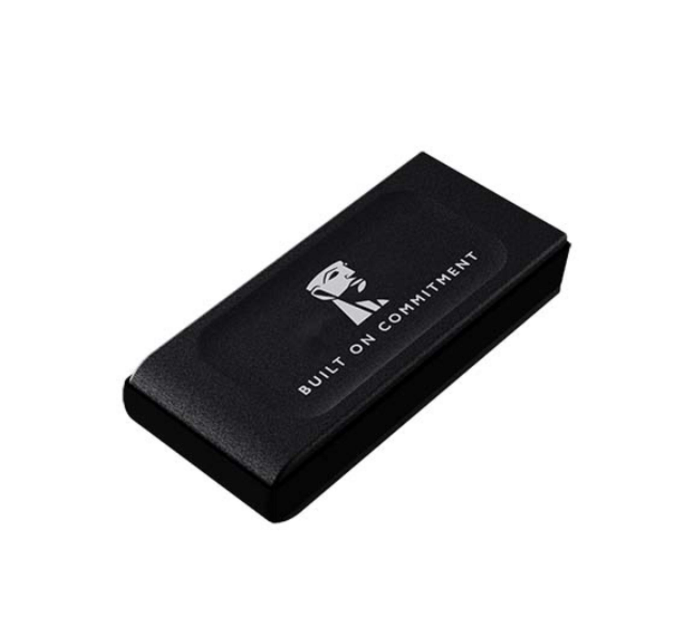 Gümüş logolu ve yazılı siyah USB bellek.