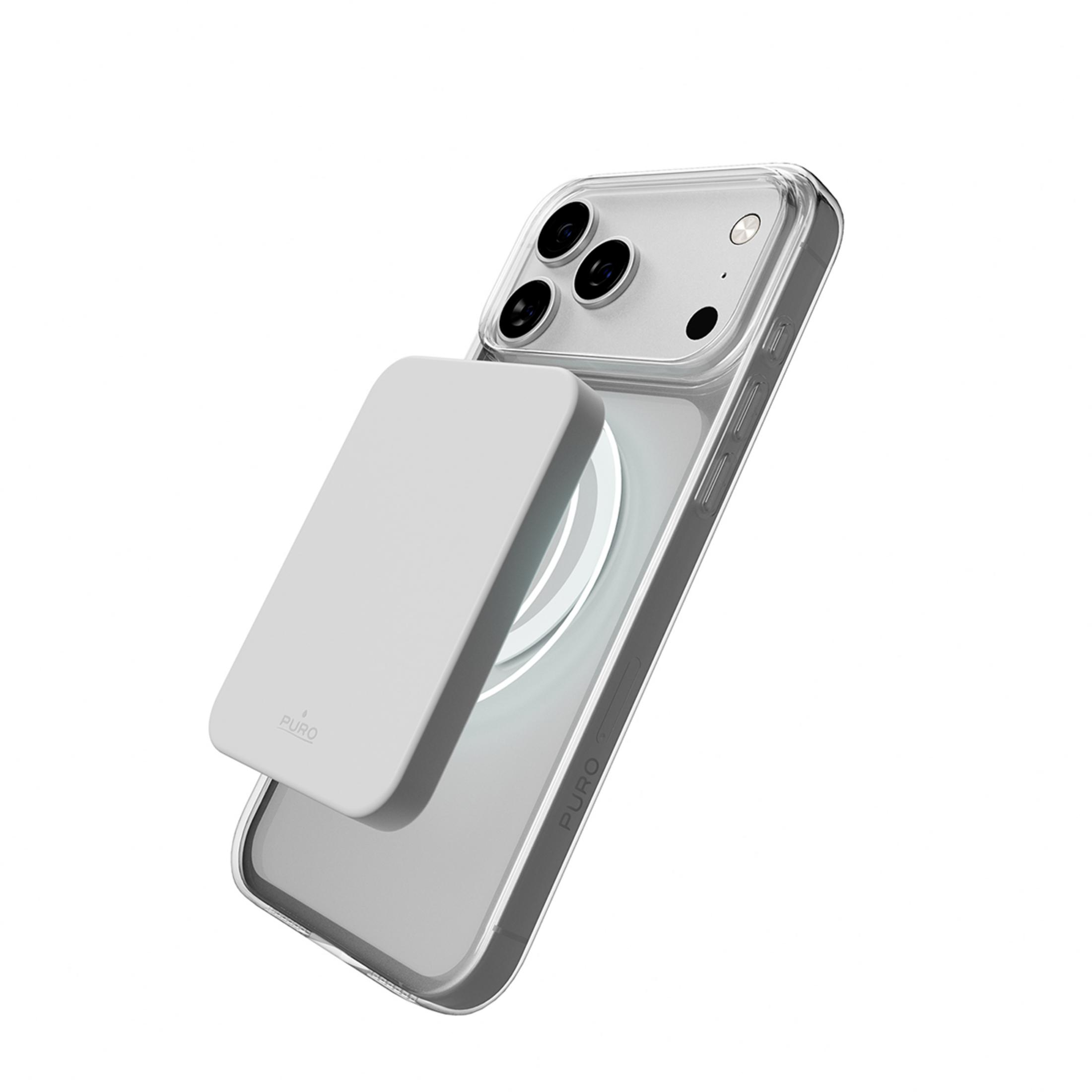 Biały power bank MagSafe jest przymocowany do srebrnego iPhone'a z przezroczystym etui.