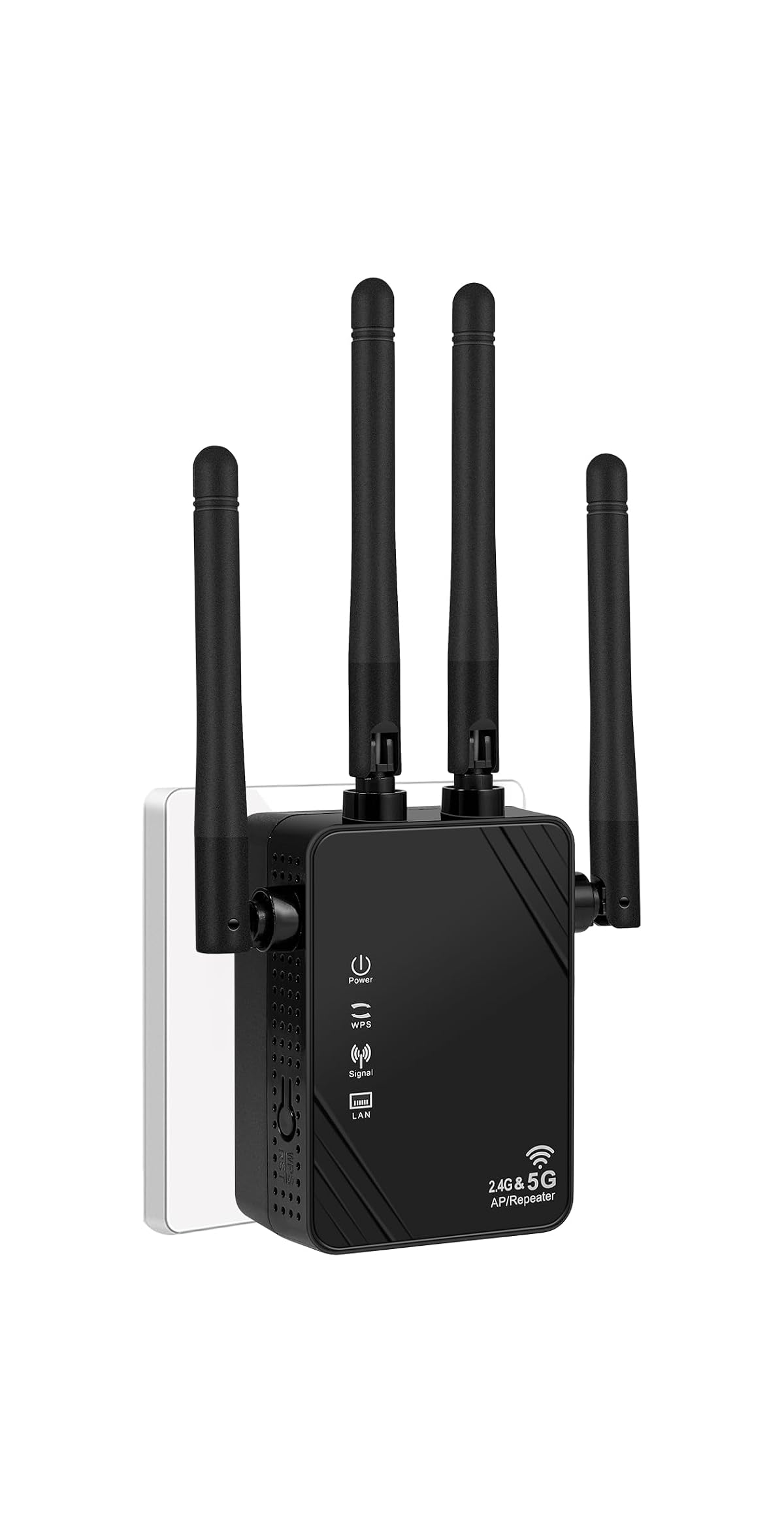 Schwarzer WLAN-Repeater mit vier Antennen, der in eine Wandsteckdose gesteckt ist.