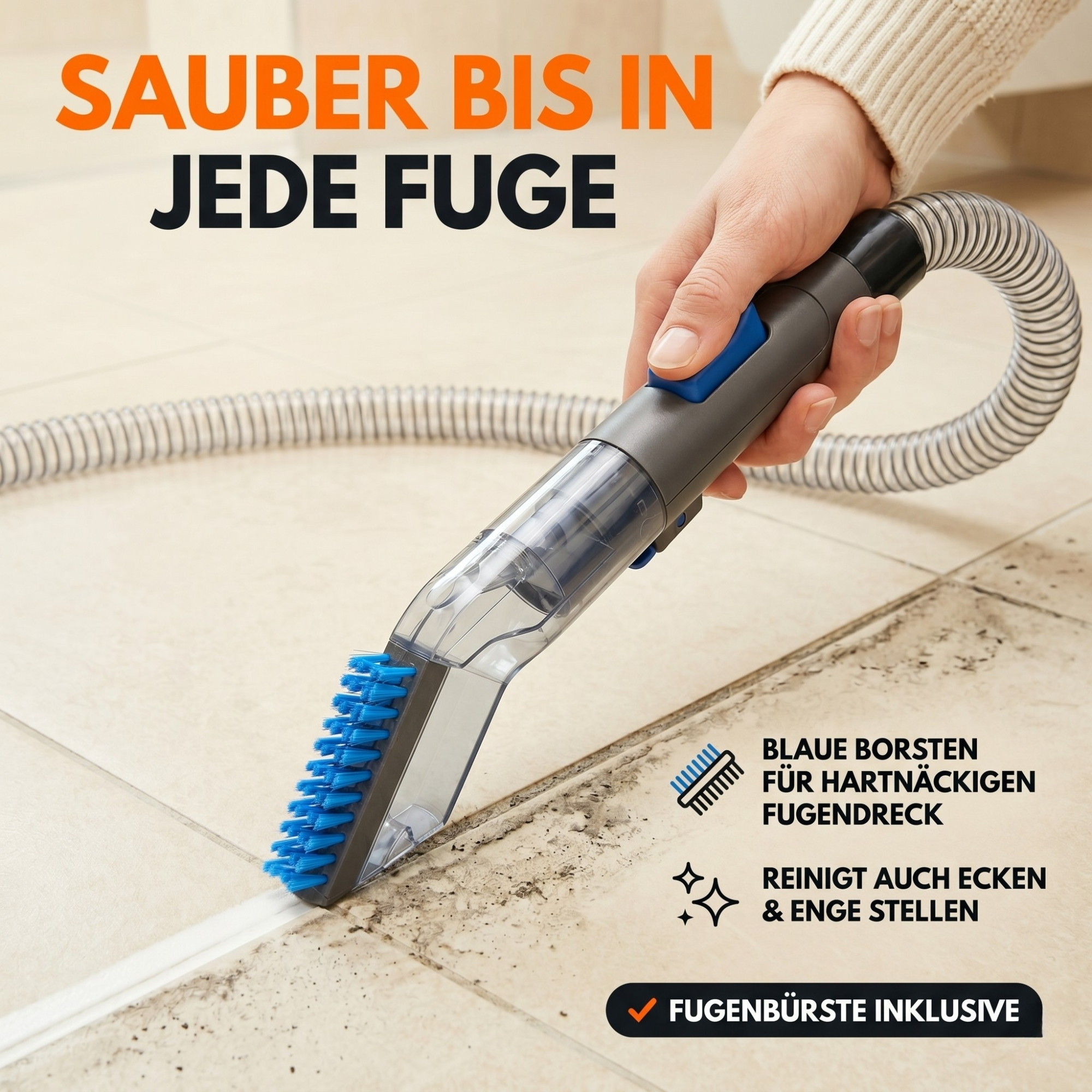Eine Hand hält einen Staubsaugeraufsatz mit blauen Borsten, der Fugen reinigt.