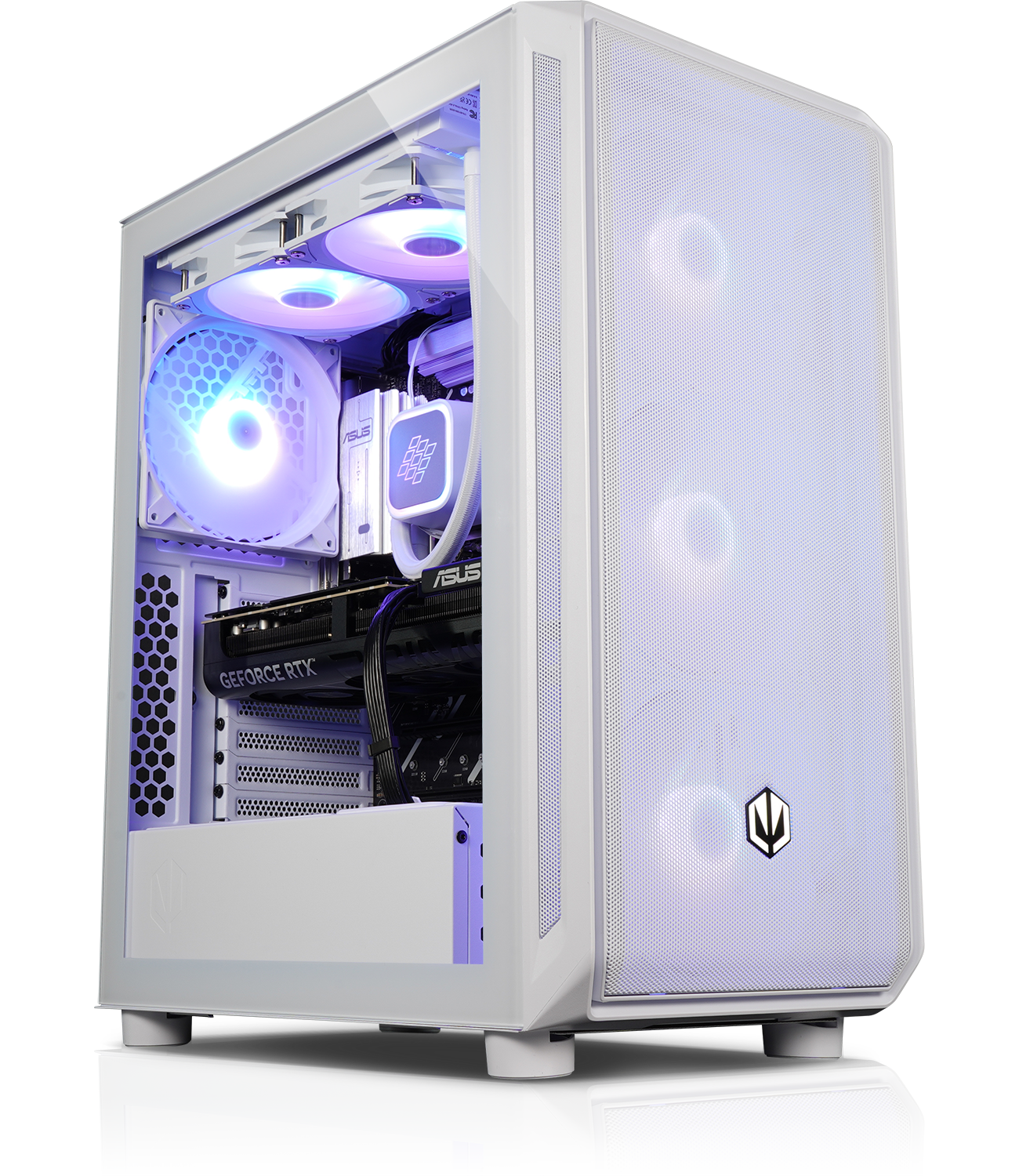 Ein weißer Computerturm mit RGB-Beleuchtung. Die Seitenwand ist klar und zeigt Lüfter und Komponenten.