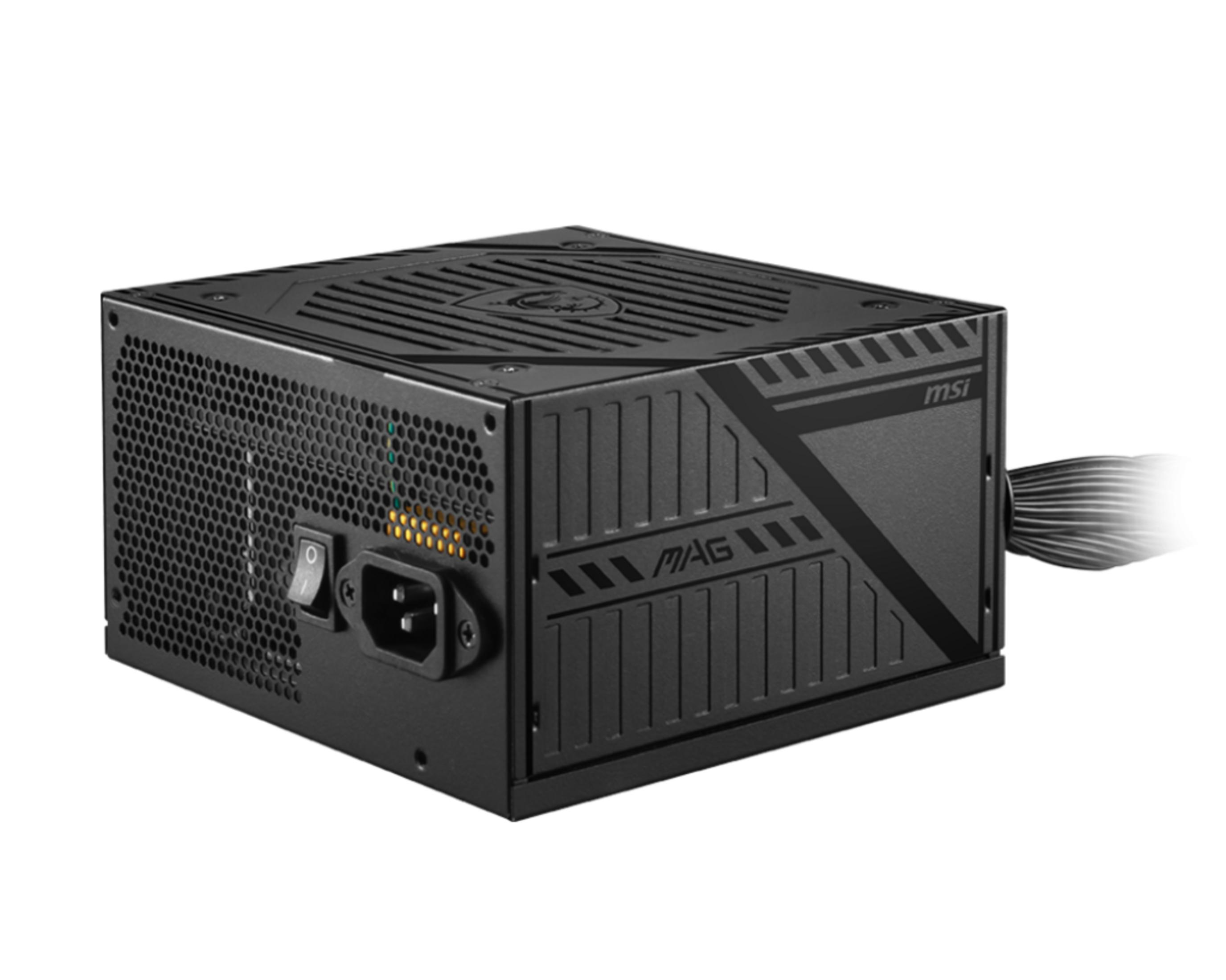 Alimentatore nero con griglia di ventilazione e cavo. Logo MSI MAG.