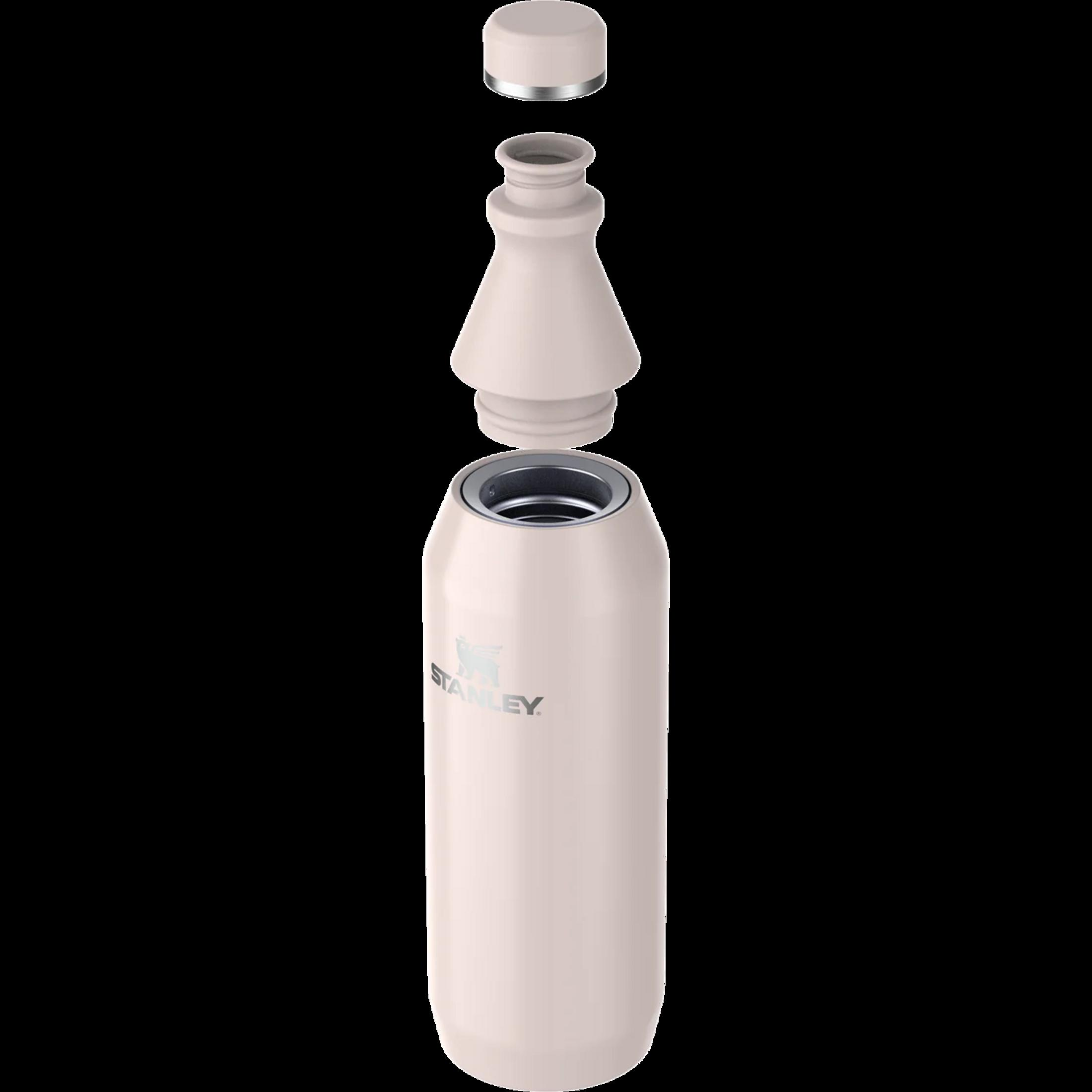 Eine beige Stanley-Flasche mit schraubbarem Deckel und einem Einsatz.