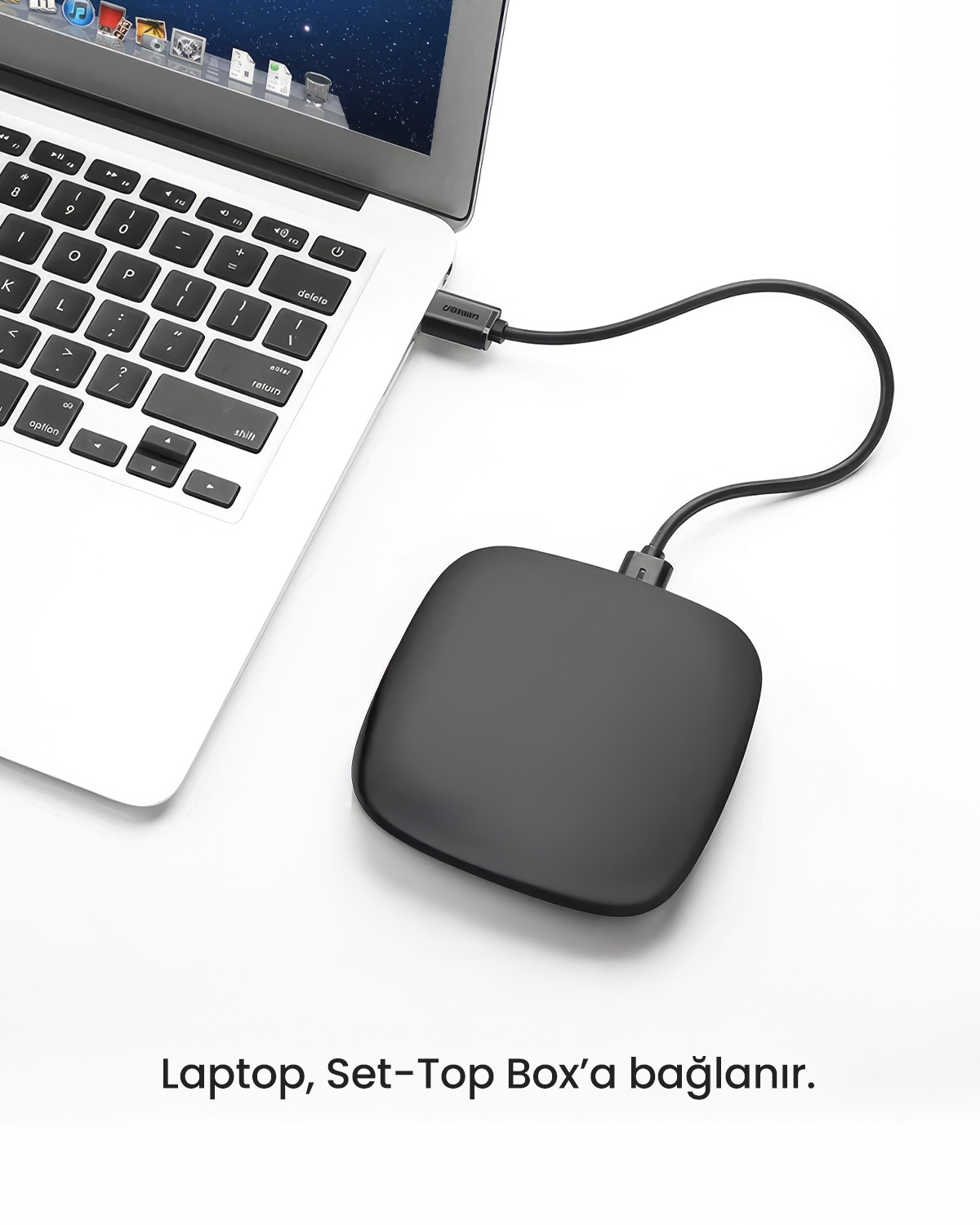 Siyah harici bir sürücü, USB kablosuyla bir dizüstü bilgisayara bağlanır.