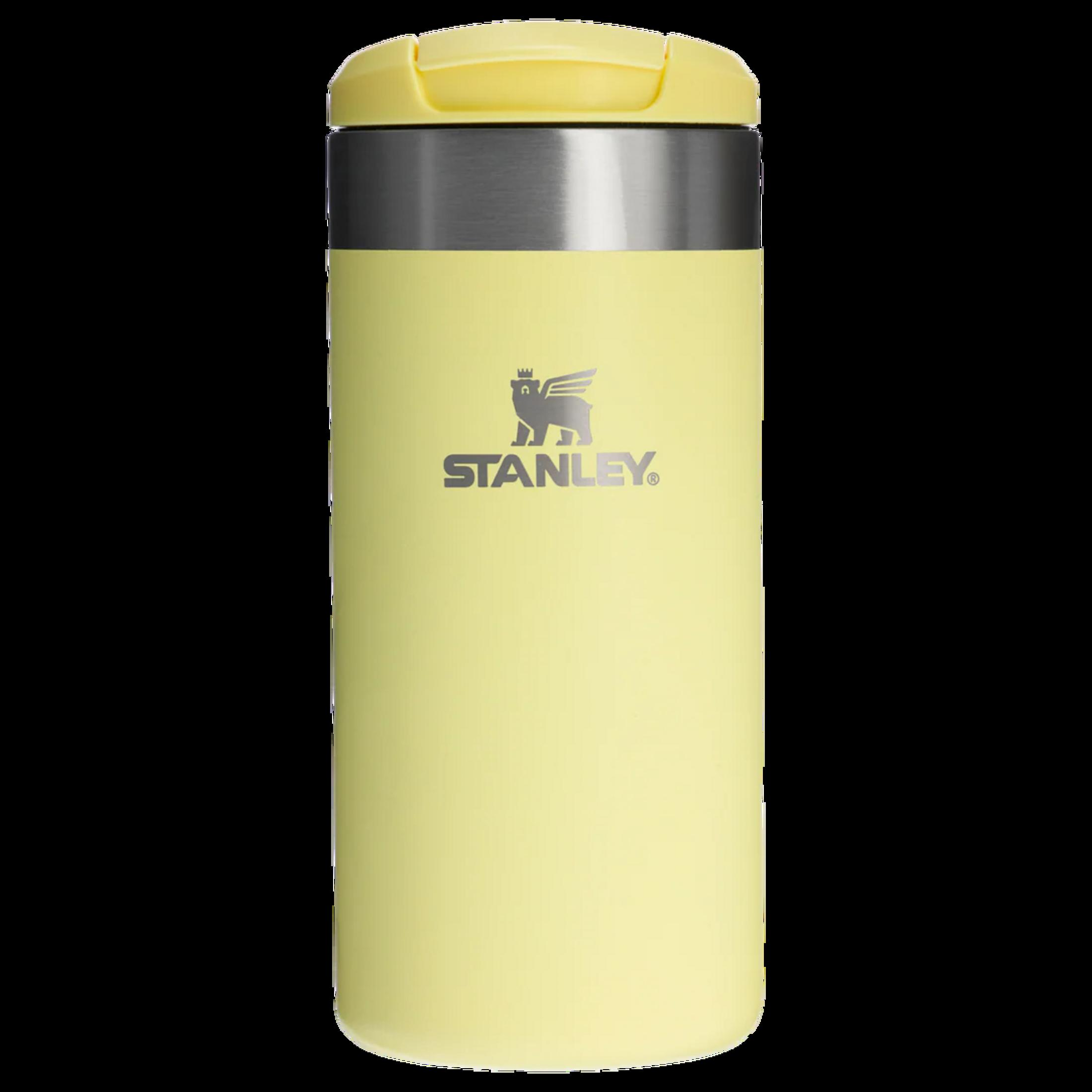 Gümüş logo ve gri bantlı soluk sarı Stanley termos bardak.