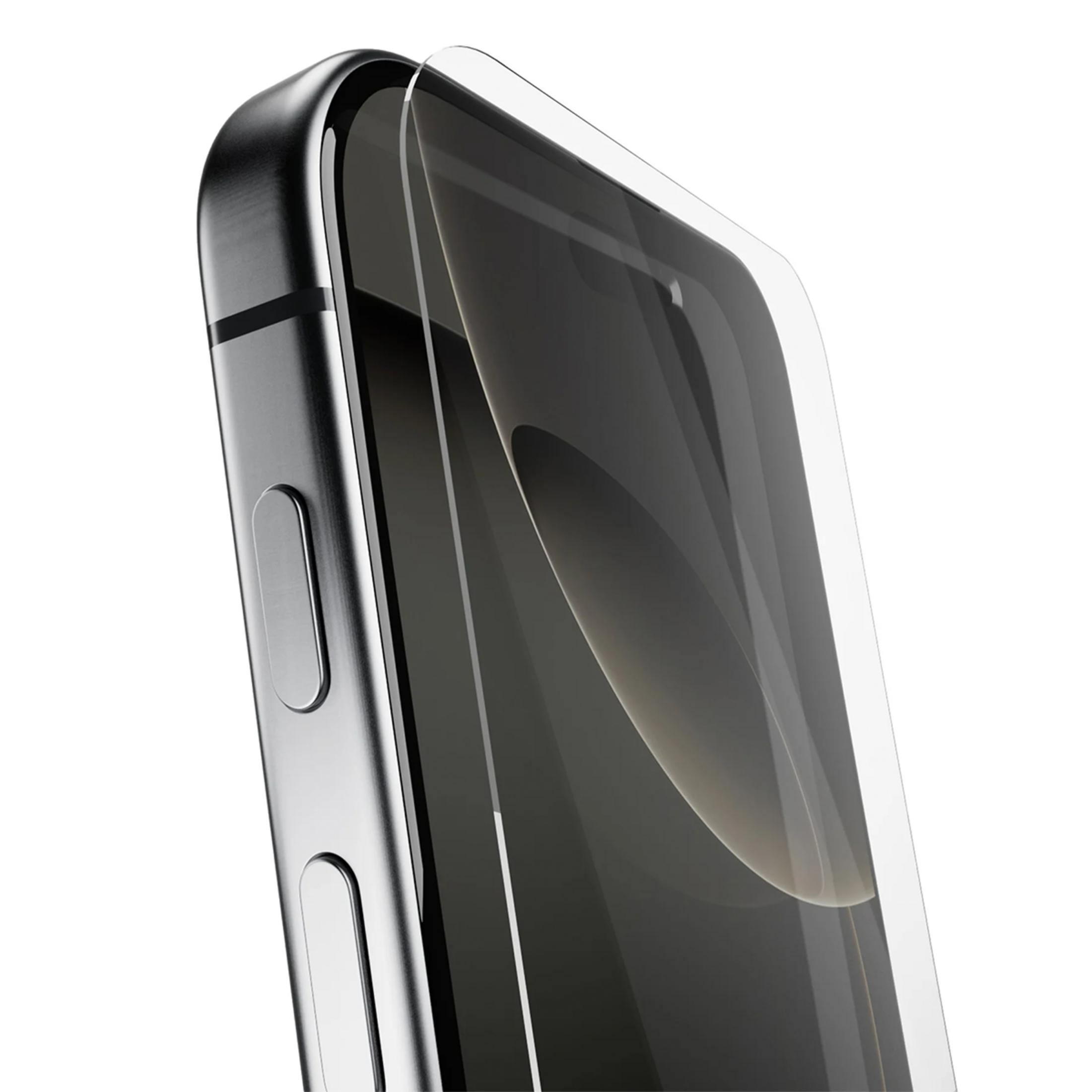Primo piano di una protezione per lo schermo posizionata su uno smartphone argentato.