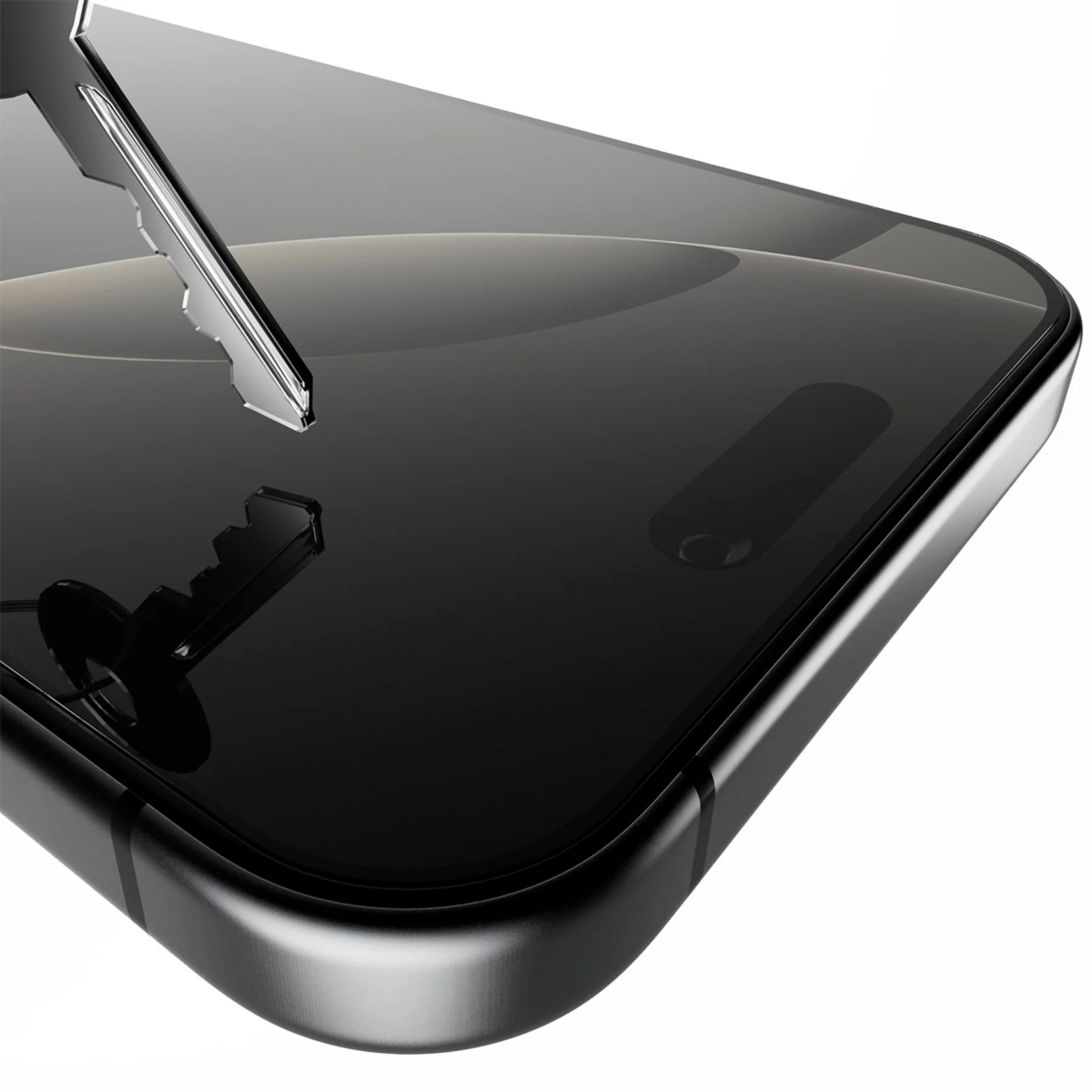 Una chiave d'argento giace su uno smartphone nero.