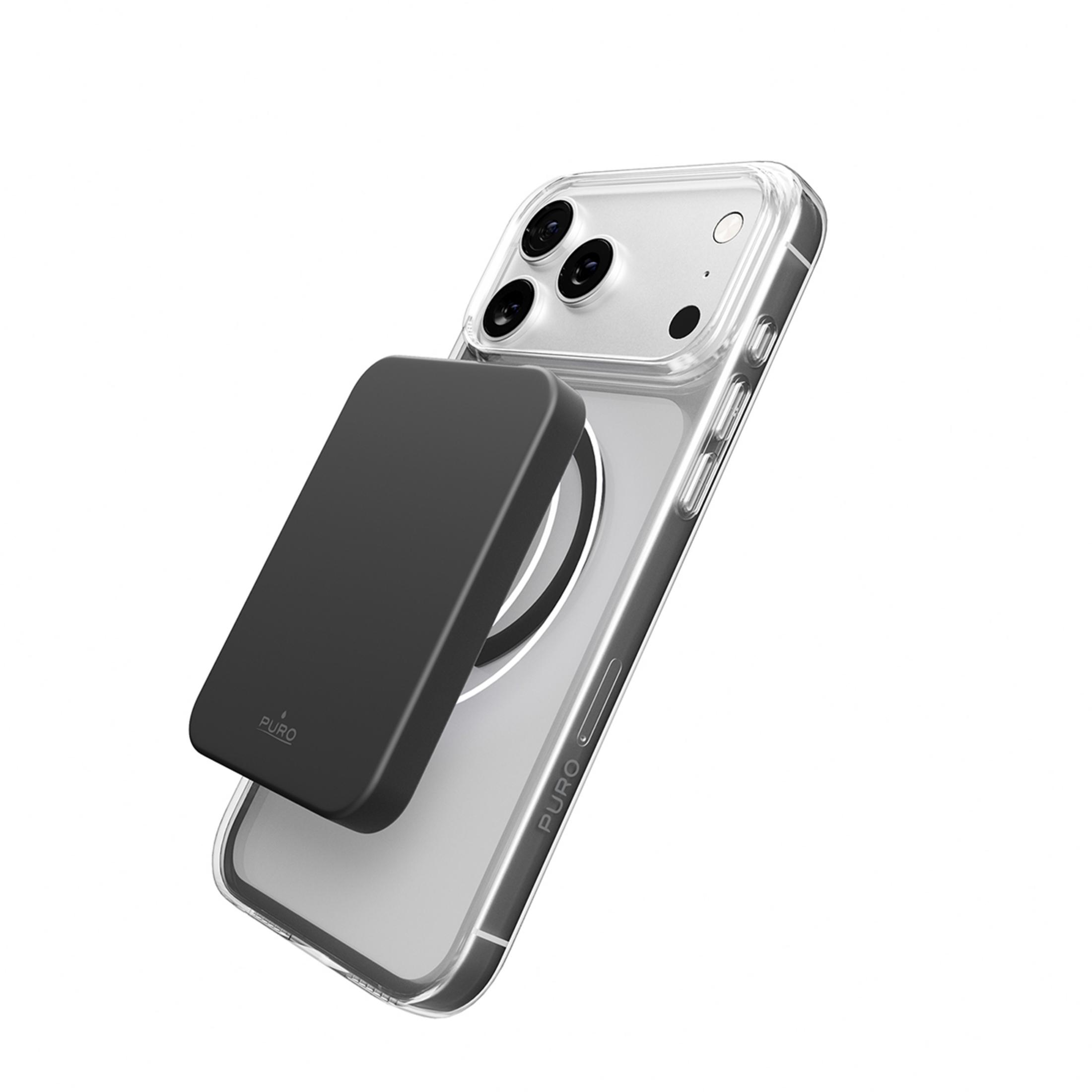 Czarny magnetyczny power bank przylega do przezroczystej obudowy telefonu z trzema aparatami.