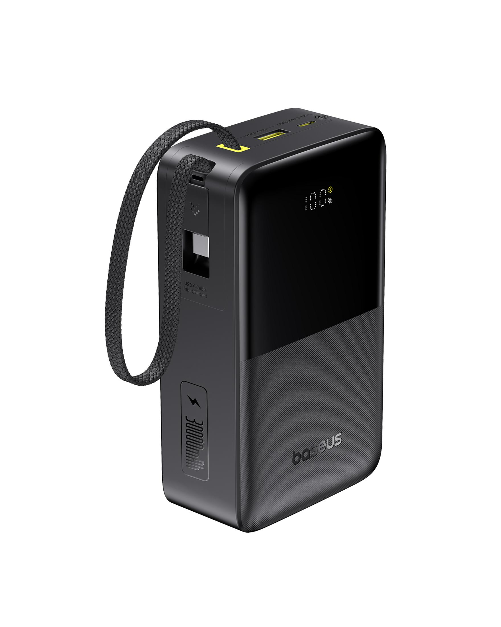Power bank nero con display digitale che mostra il 100%. Ha una cinghia e porte USB.