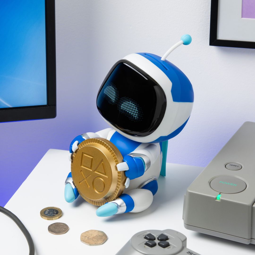 Niebiesko-biały robot trzyma złotą monetę z symbolami PlayStation.