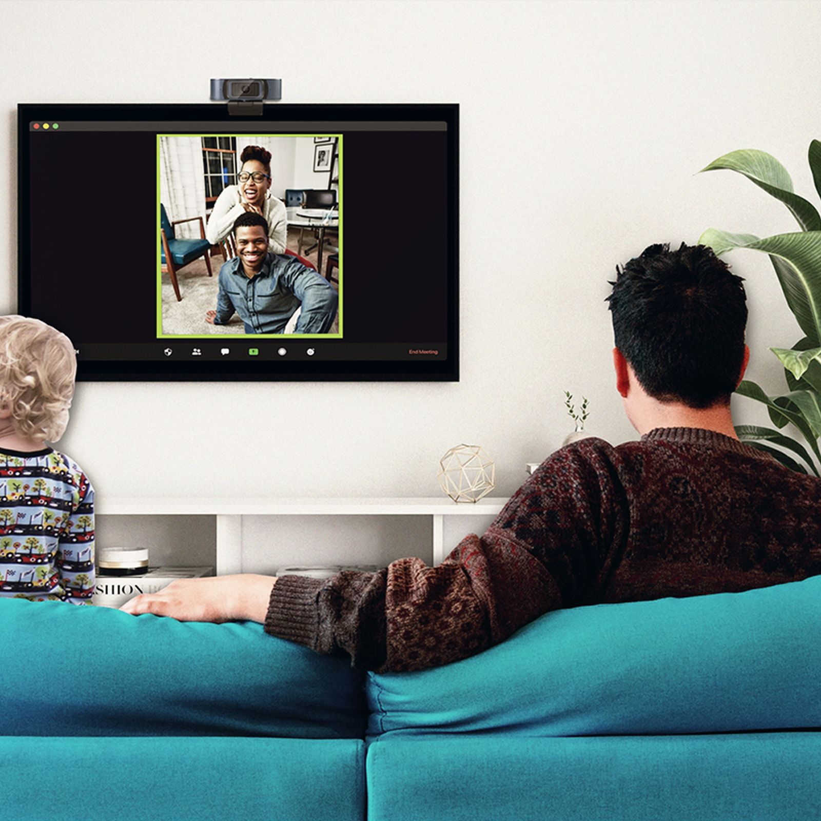 Un uomo e un bambino guardano uno schermo con una videochiamata.
