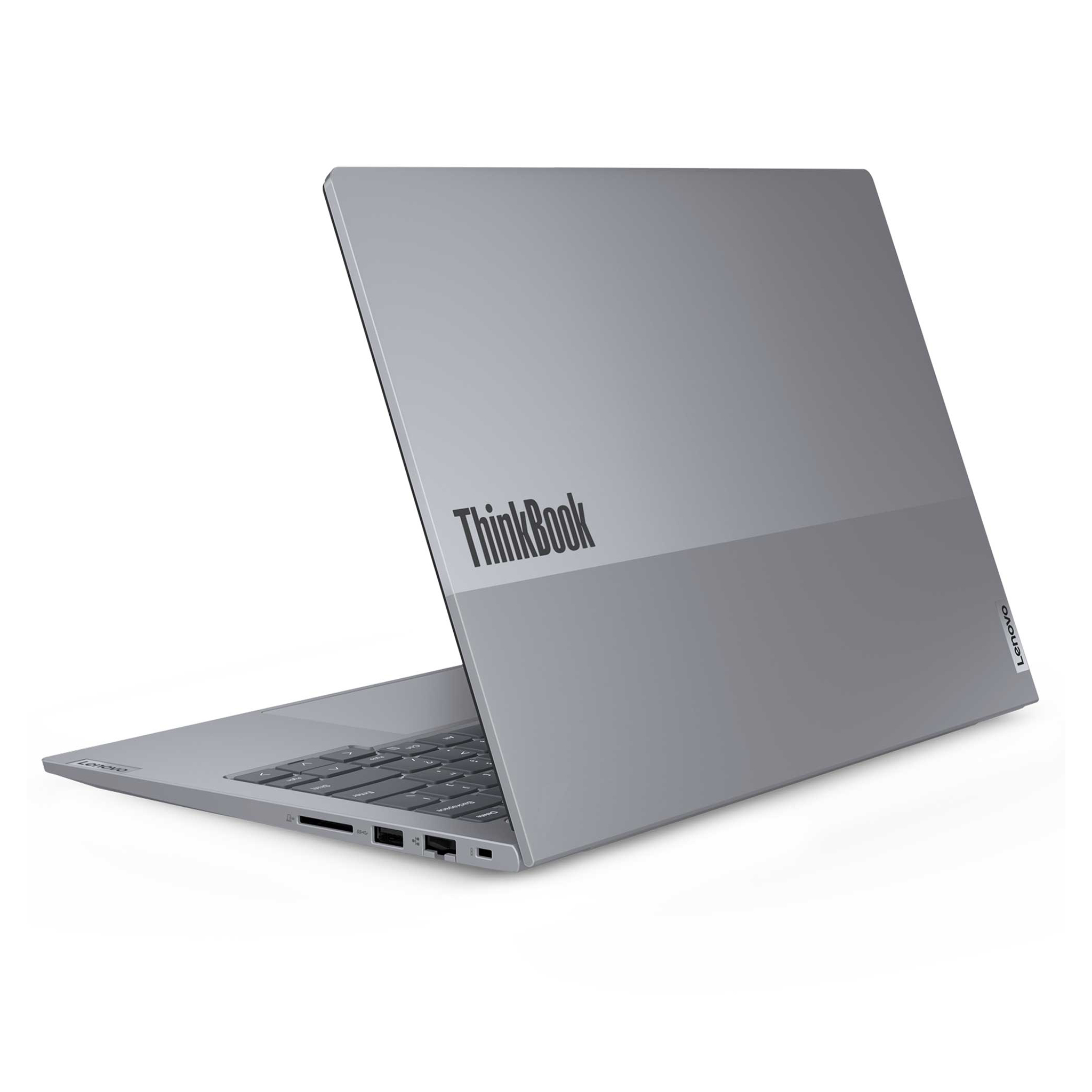 Gümüş renkli bir Lenovo ThinkBook dizüstü bilgisayar açık, klavyesi ve bağlantı noktaları görünüyor. Kapak geriye doğru eğiktir.