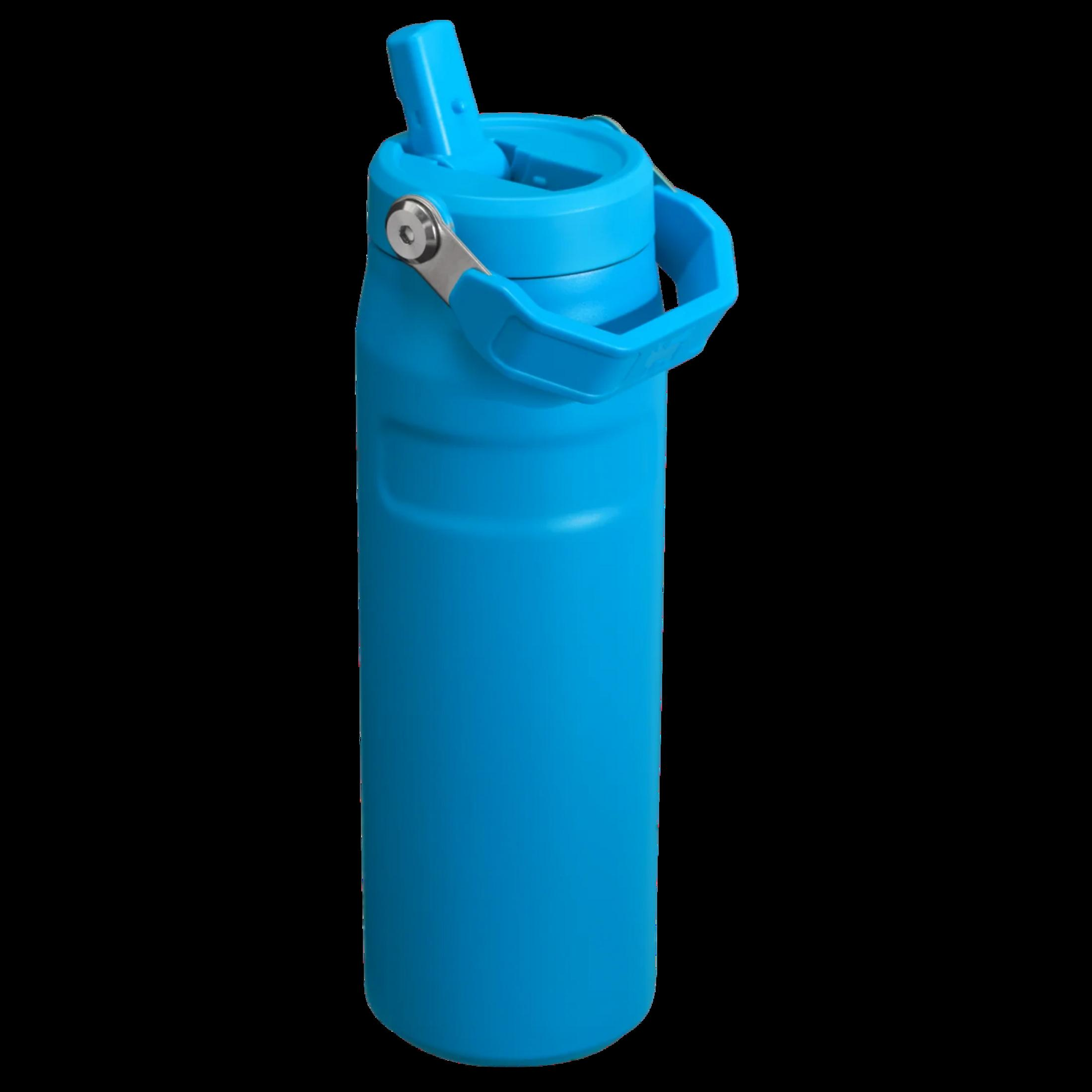 Eine blaue Wasserflasche mit Strohhalm und Tragegriff steht auf schwarzem Hintergrund.
