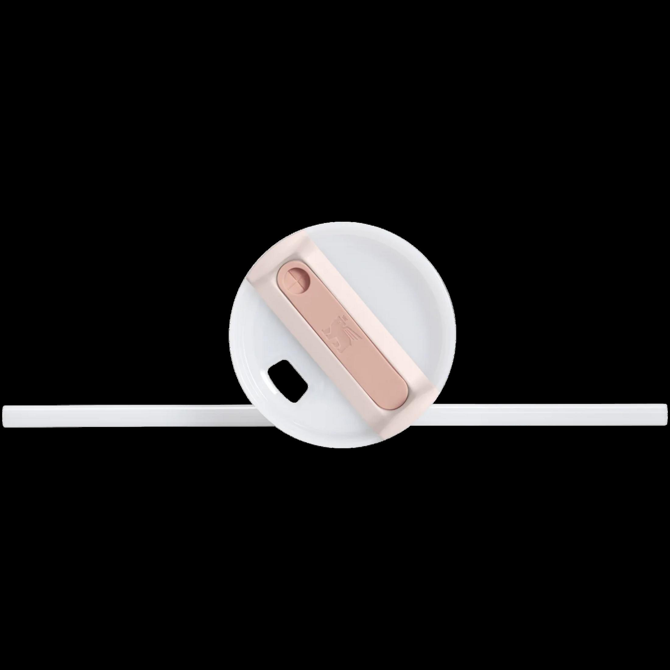 Pembe kapaklı ve beyaz pipetli beyaz fincan, yukarıdan görünüm.