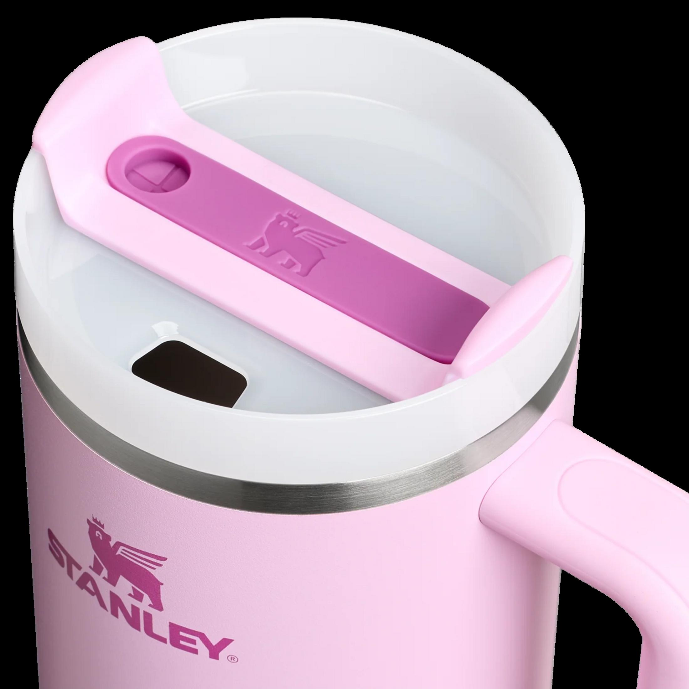 Nahaufnahme einer hellrosa Tasse mit pinkem Deckel und Stanley-Logo.