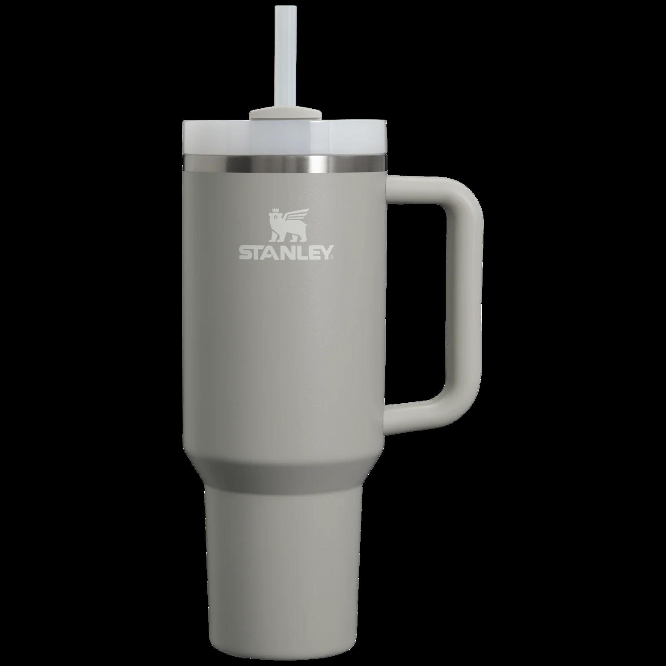 Grauer Stanley-Becher mit Griff und Strohhalm.